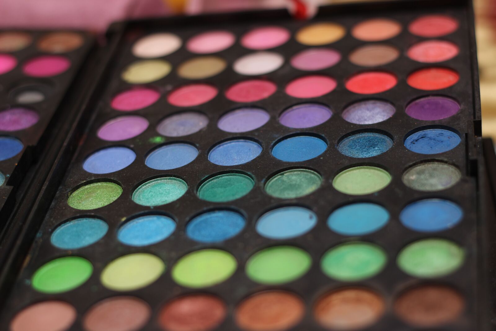 Canon EOS 600D (Rebel EOS T3i / EOS Kiss X5) + Canon EF 50mm F1.8 II sample photo. Eye-shadows kit, make-up kit photography