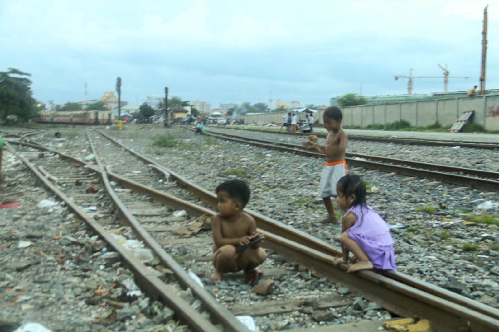 Canon EF-S 18-200mm F3.5-5.6 IS sample photo. Rails, railway, children, trains photography