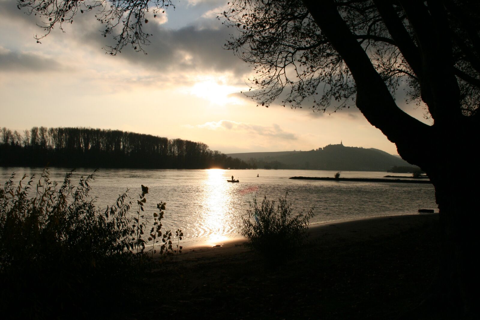 Canon EOS 350D (EOS Digital Rebel XT / EOS Kiss Digital N) sample photo. Angler, boat, rhine photography