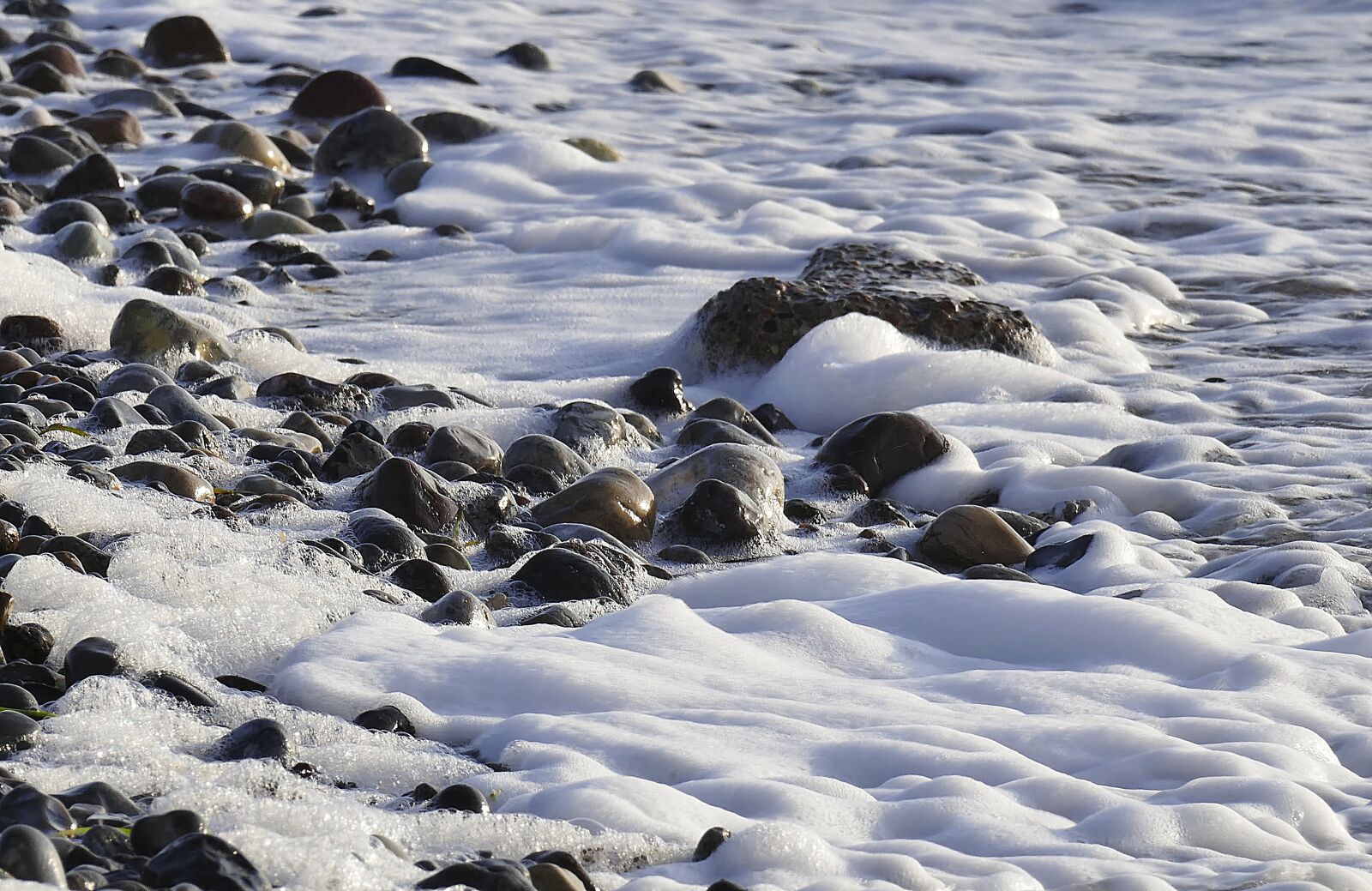 Panasonic Lumix DMC-FZ1000 sample photo. Stones, spray, foam photography