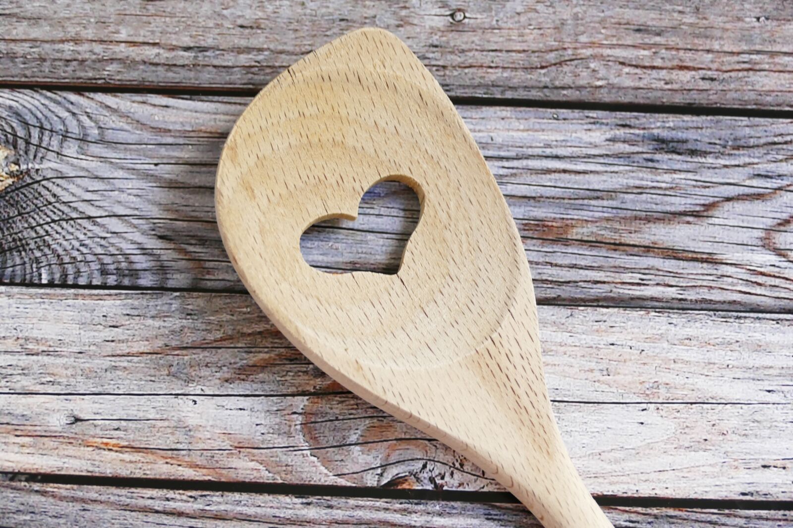Panasonic Lumix DMC-FZ1000 sample photo. Wooden spoon, heart, love photography