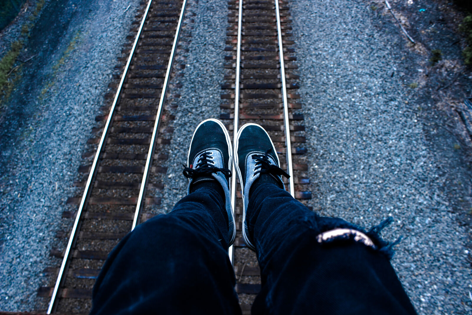 Canon EOS 600D (Rebel EOS T3i / EOS Kiss X5) sample photo. Feet, hang, jeans, pants photography