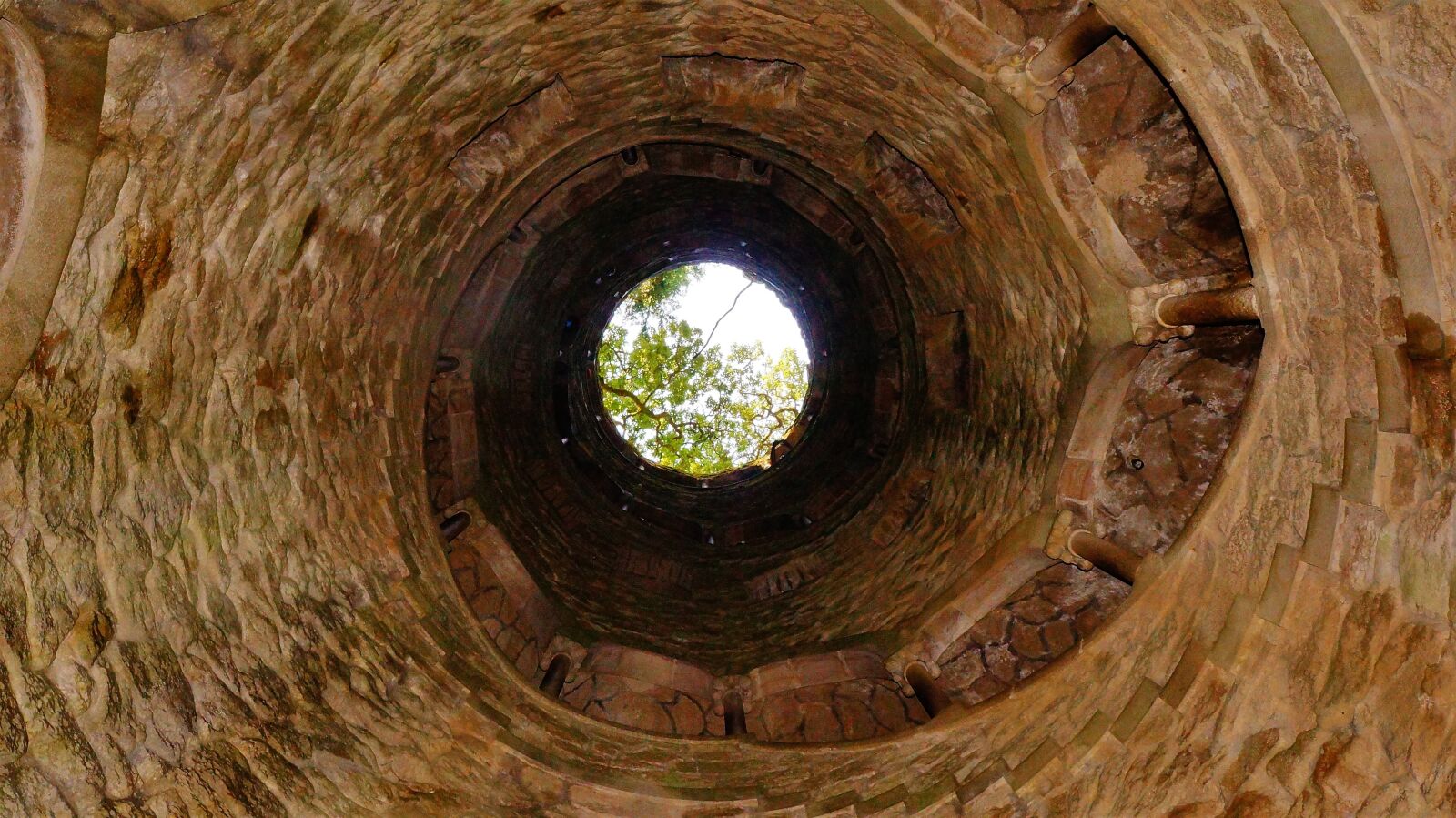 Sony Alpha NEX-5N sample photo. Well, architecture, historical photography