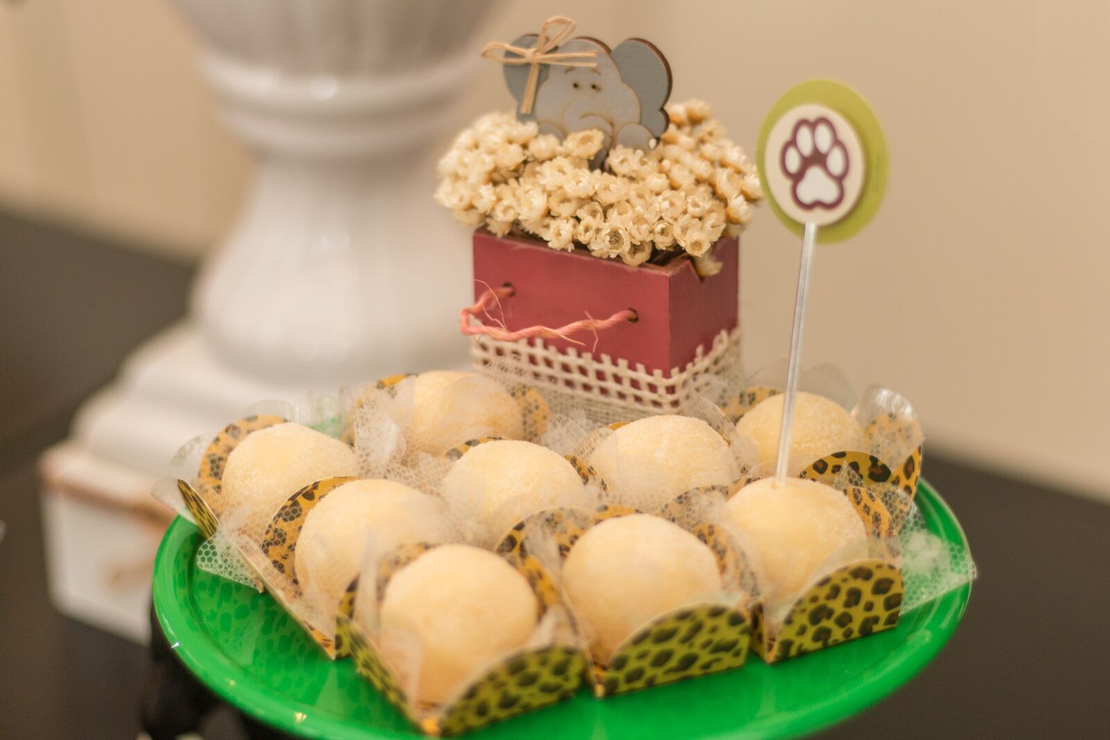 Canon EOS 70D + Canon EF 50mm F1.8 STM sample photo. Dessert, candy, bright photography