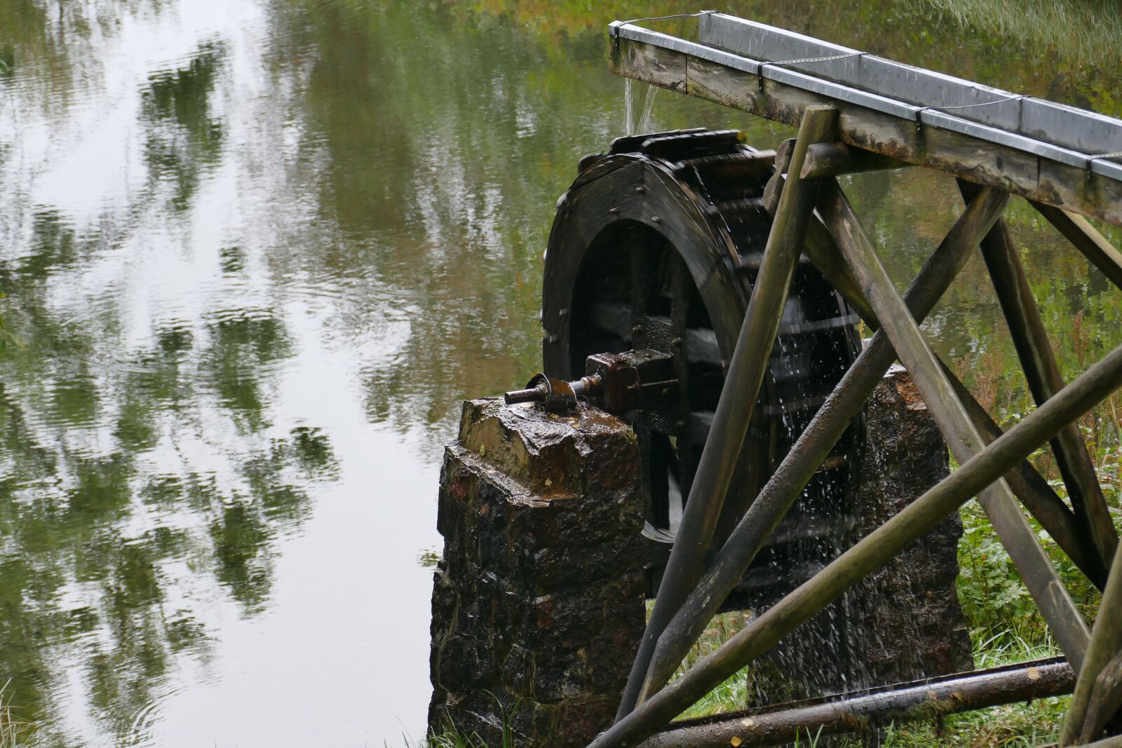 Panasonic Lumix DMC-FZ1000 sample photo. Environment, waterwheel, pond photography