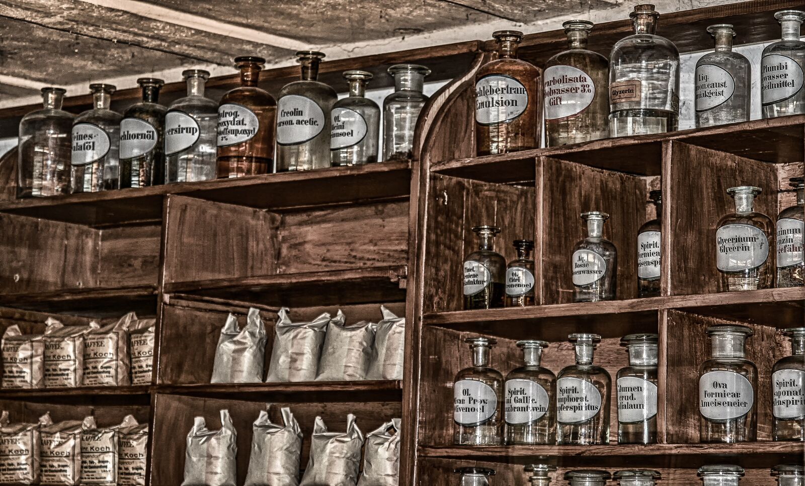 Canon EOS 400D (EOS Digital Rebel XTi / EOS Kiss Digital X) sample photo. Pharmacy, antique, old photography
