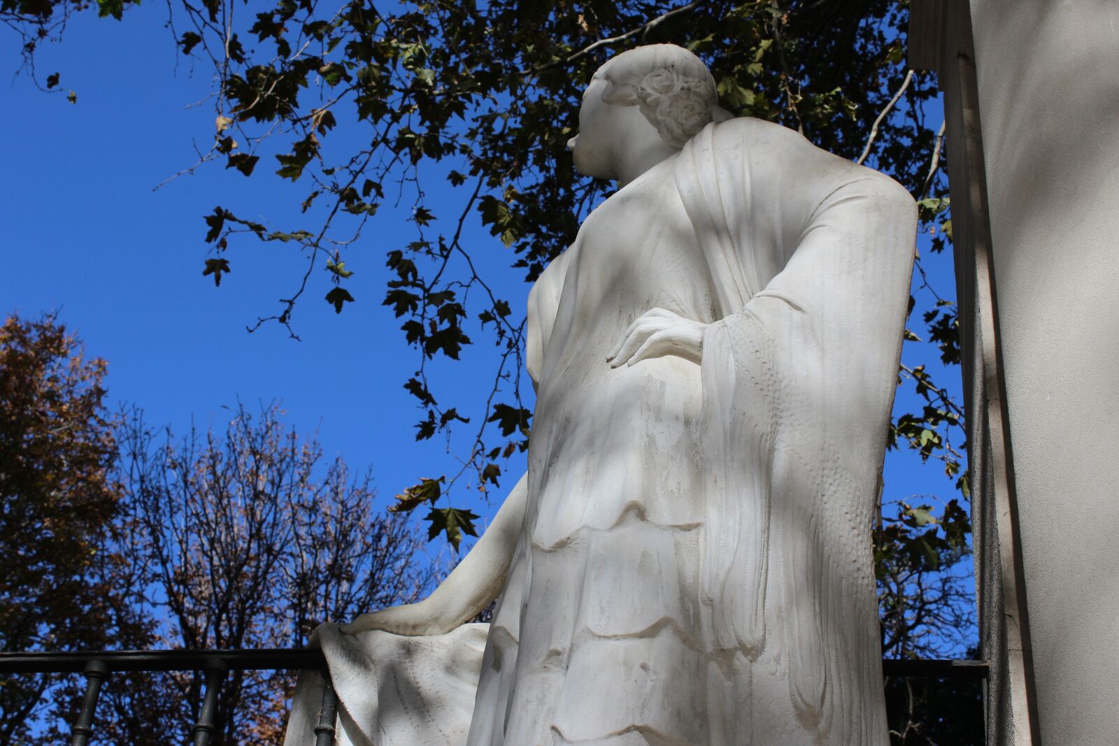 Canon EOS 1200D (EOS Rebel T5 / EOS Kiss X70 / EOS Hi) sample photo. Woman thinking, sculpture, monument photography