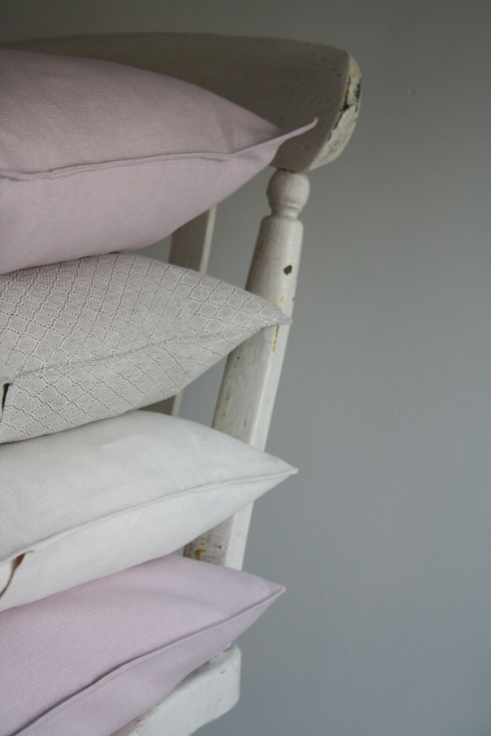 Canon EF-S 18-55mm F3.5-5.6 II sample photo. Chair, cushions, pillows photography