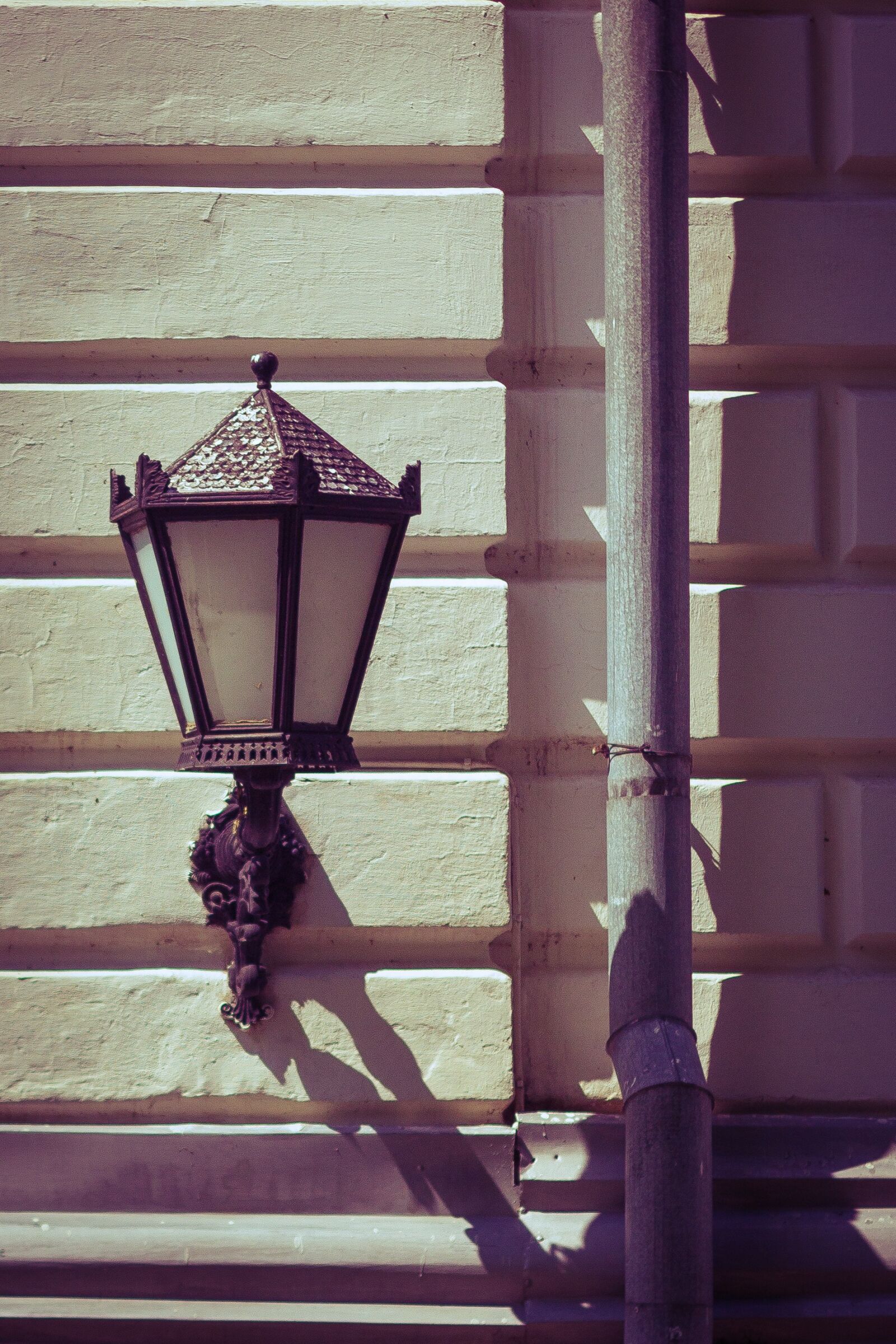 Canon EOS 550D (EOS Rebel T2i / EOS Kiss X4) + Canon EF 50mm F1.8 II sample photo. Lantern, tomsk, wall photography