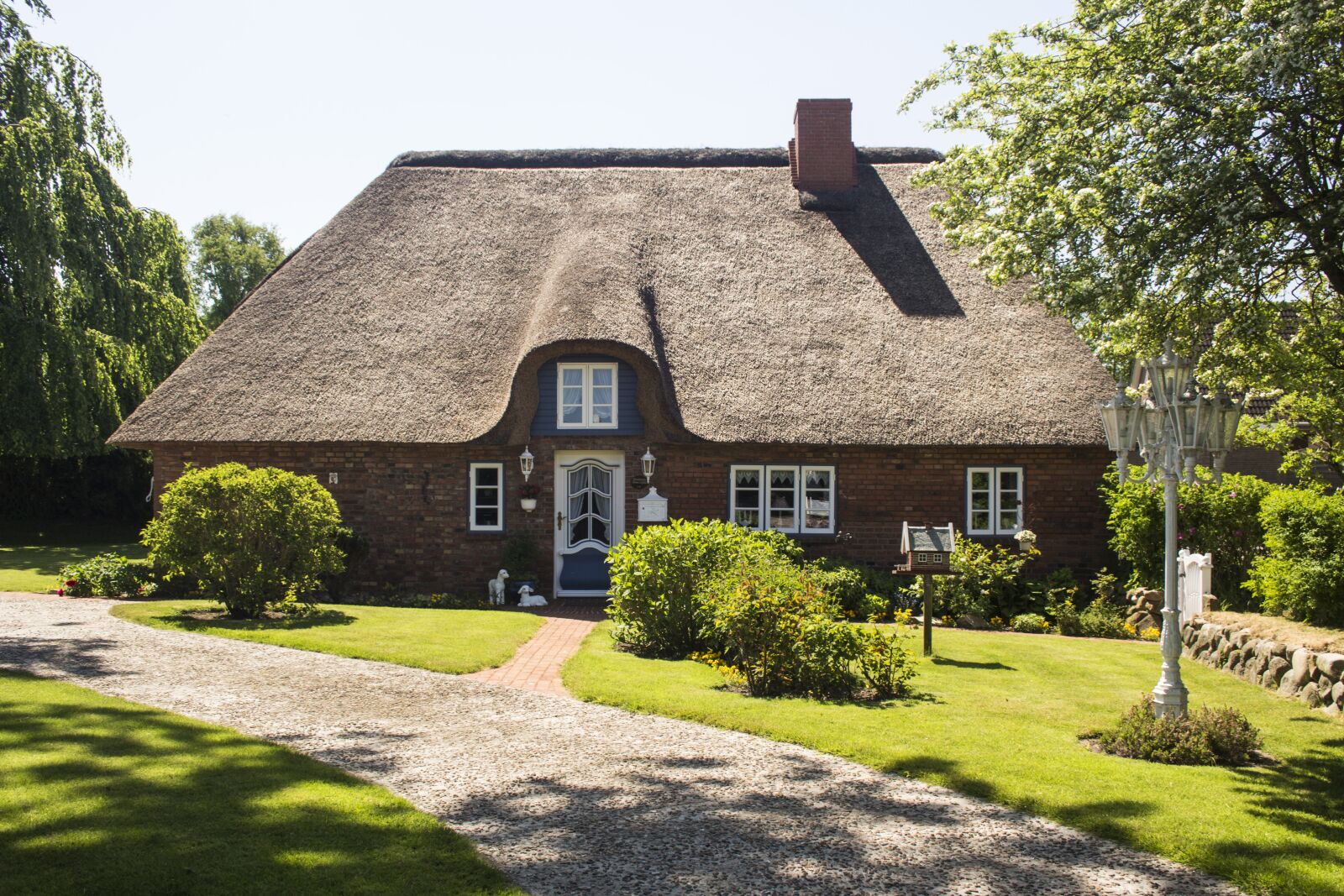 Canon EOS 700D (EOS Rebel T5i / EOS Kiss X7i) + Canon EF-S 18-55mm F3.5-5.6 II sample photo. Nordfriesland, idyllic thatched cottage photography