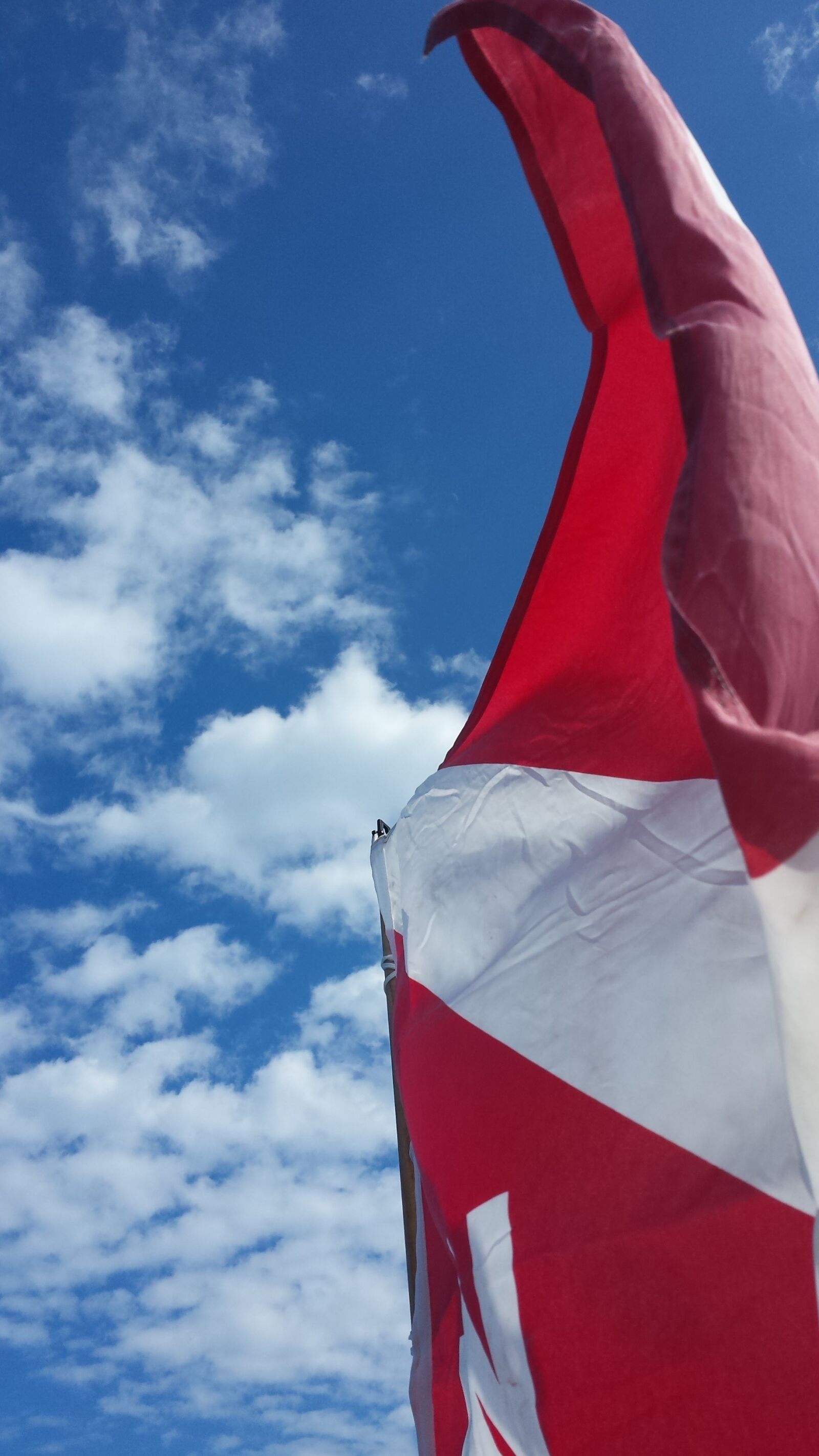 Samsung Galaxy S4 sample photo. Sky, flag, sea photography