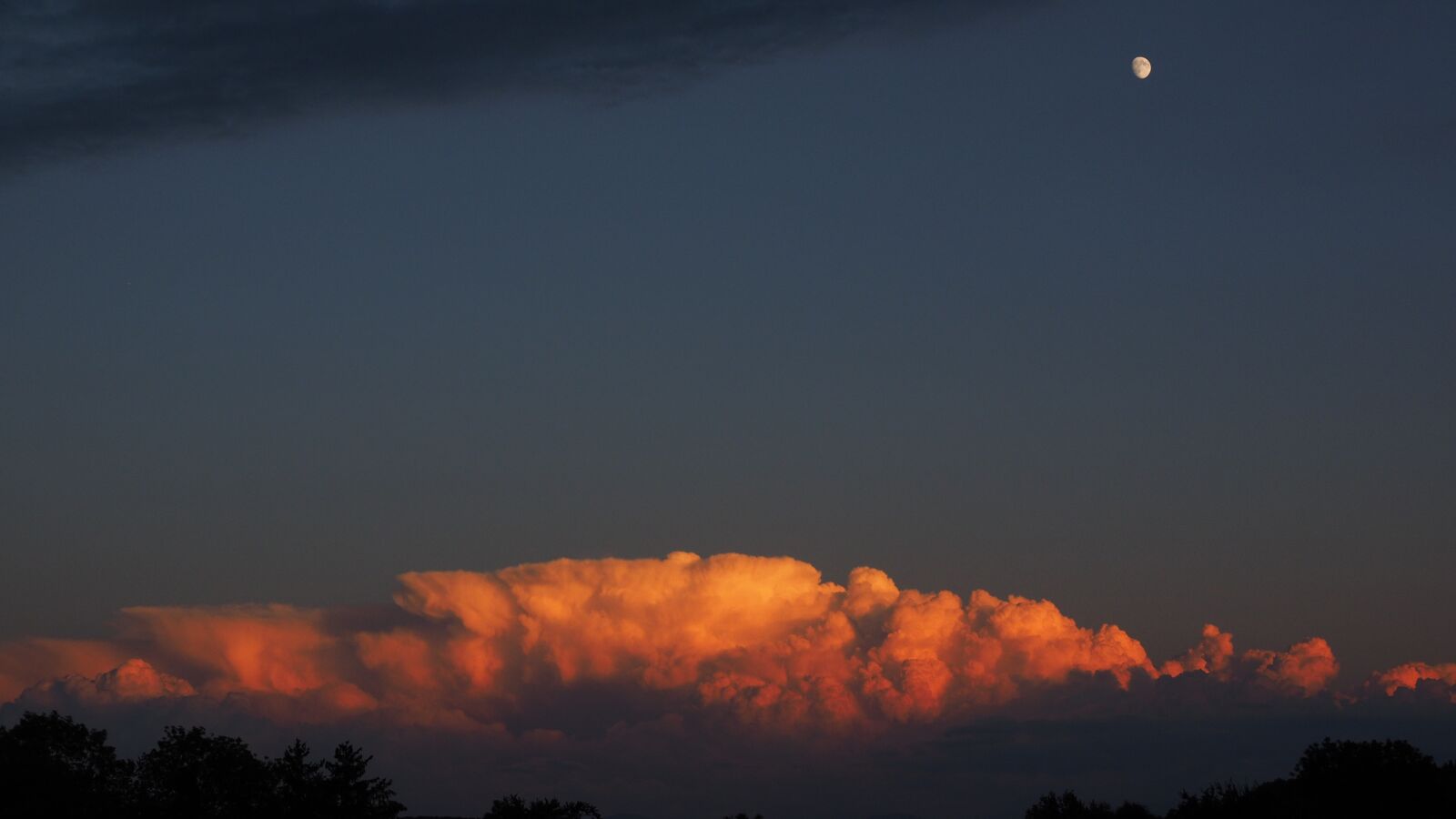 Olympus OM-D E-M1 + Olympus M.Zuiko Digital ED 12-40mm F2.8 Pro sample photo. Gewitterstimmung, evening sky, moon photography