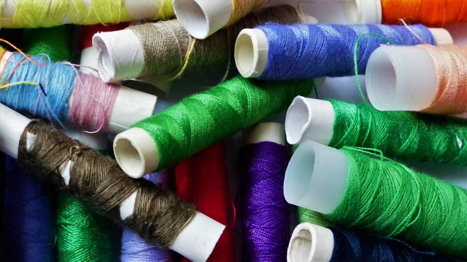 Panasonic Lumix DMC-FZ200 sample photo. Wire, couture, textile photography