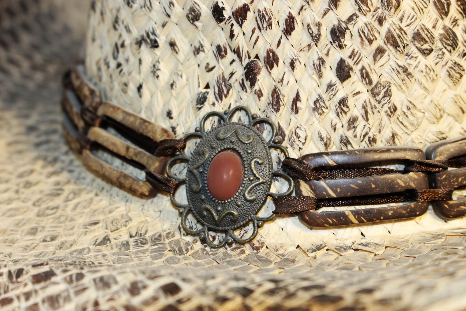 Canon EOS 100D (EOS Rebel SL1 / EOS Kiss X7) sample photo. Hat, cowboy, detail photography