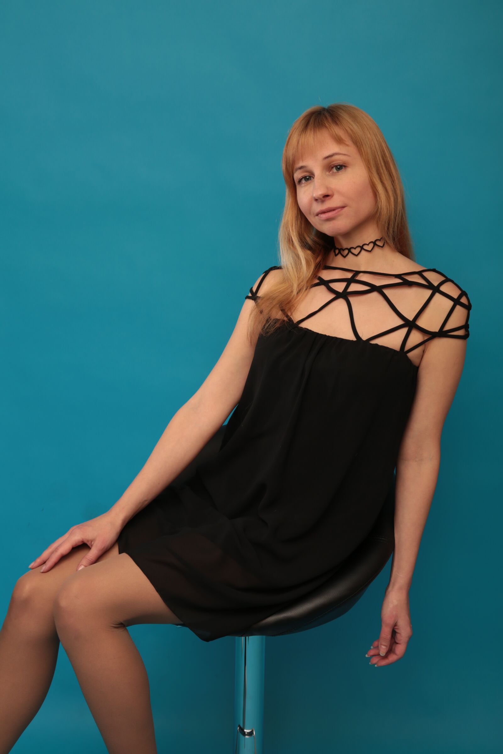 Canon EF 24-70mm F2.8L II USM sample photo. Girl, sitting, chair photography