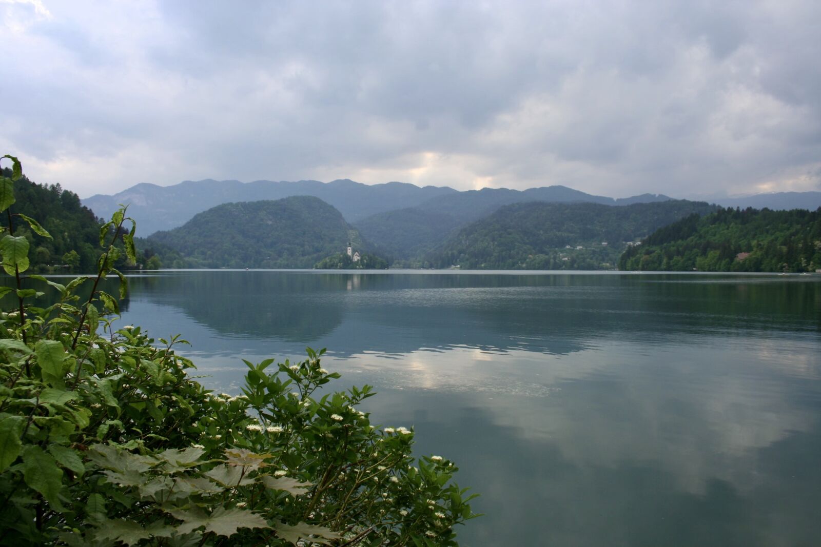 Canon EOS 350D (EOS Digital Rebel XT / EOS Kiss Digital N) sample photo. Lake, church, slovenia photography