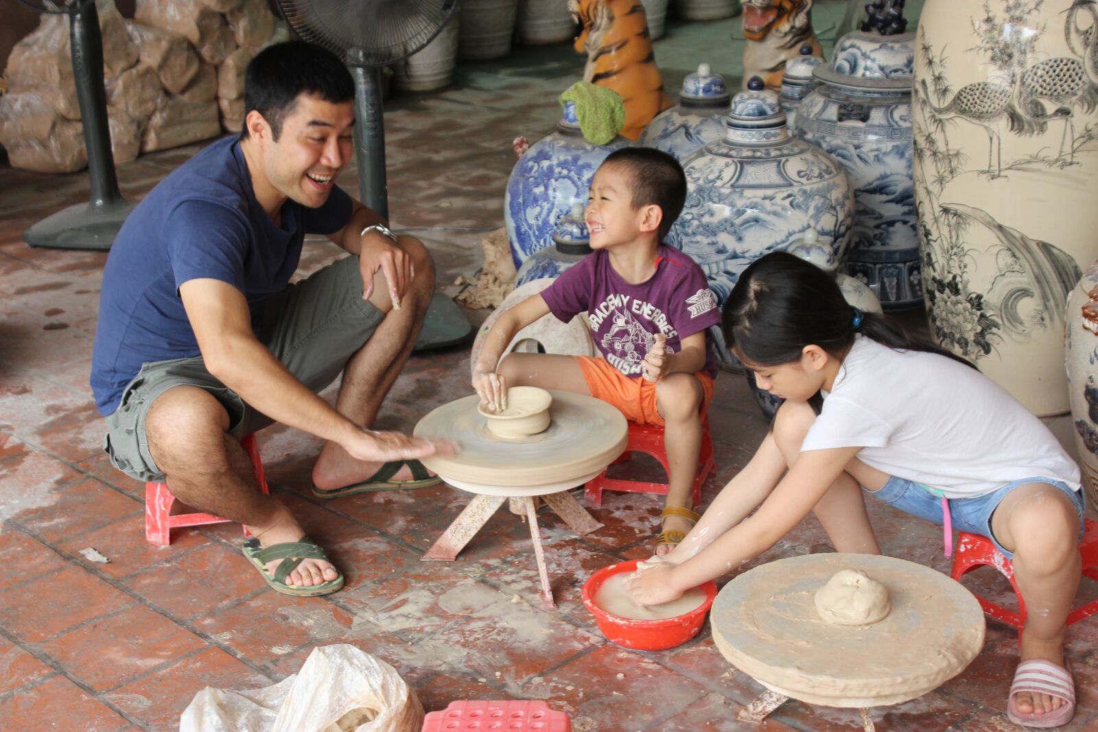 Canon EOS 600D (Rebel EOS T3i / EOS Kiss X5) sample photo. Laugh, childhood, pottery photography