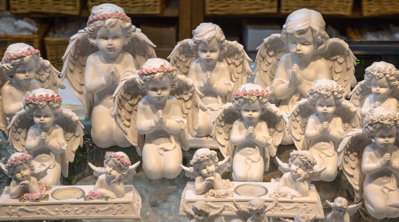 Canon EOS 70D + Canon EF 24-105mm F4L IS USM sample photo. Angels, christmas market, decoration photography