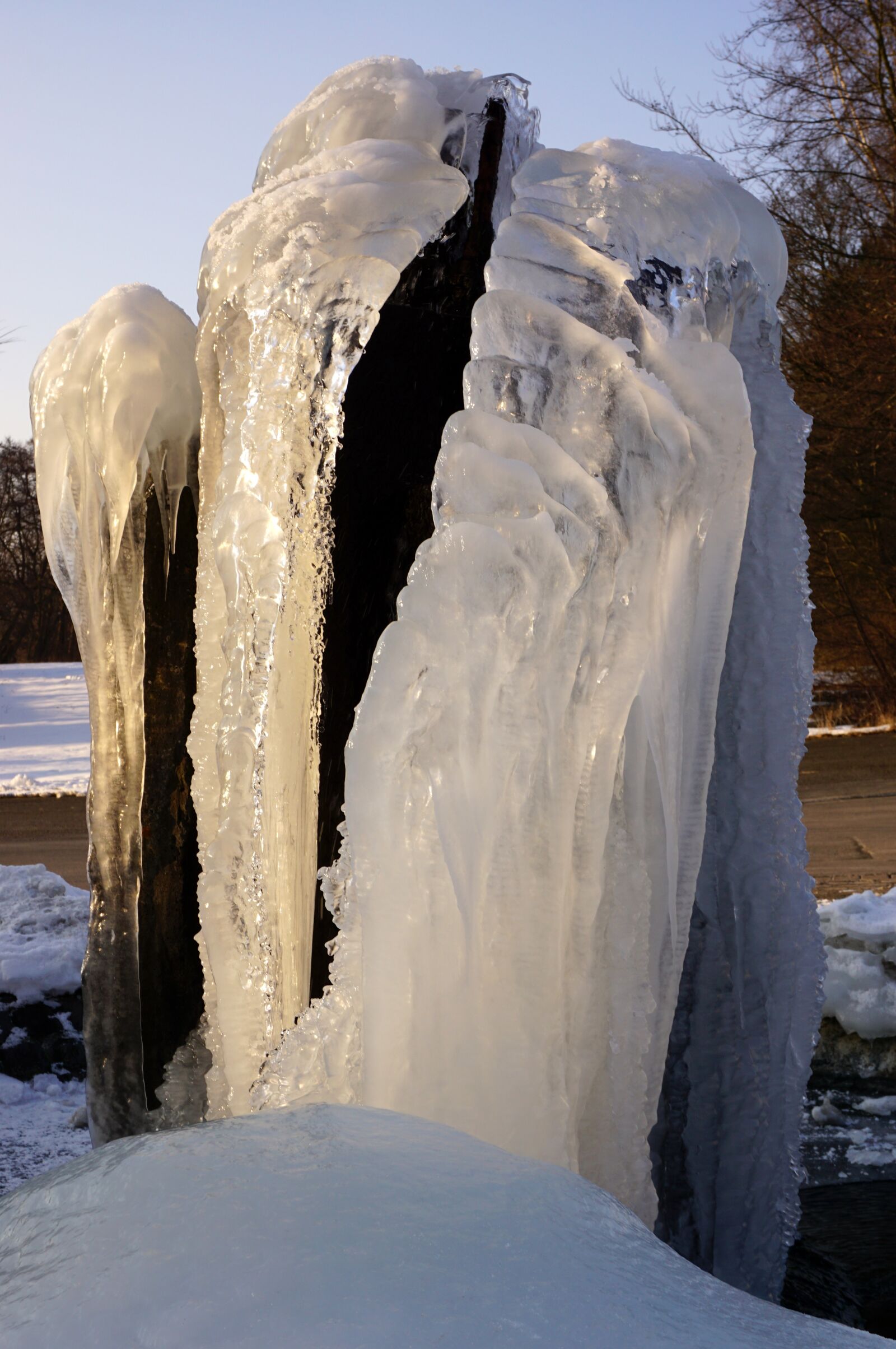 Sony E 16-50mm F3.5-5.6 PZ OSS sample photo. Fountain, frozen water, winter photography