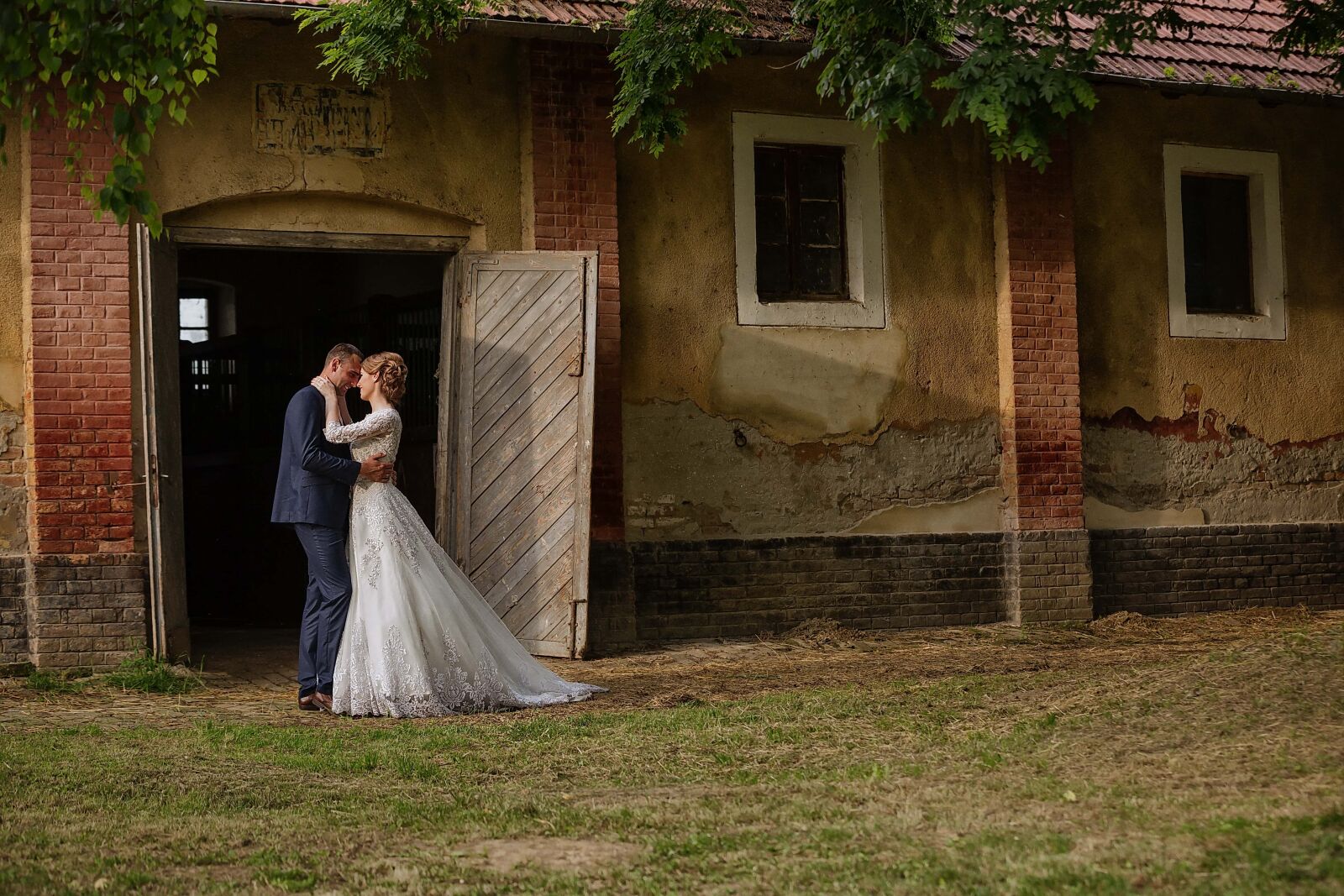 Canon EF 70-200mm F2.8L IS II USM sample photo. Ranch, barn, farmhouse, bride photography