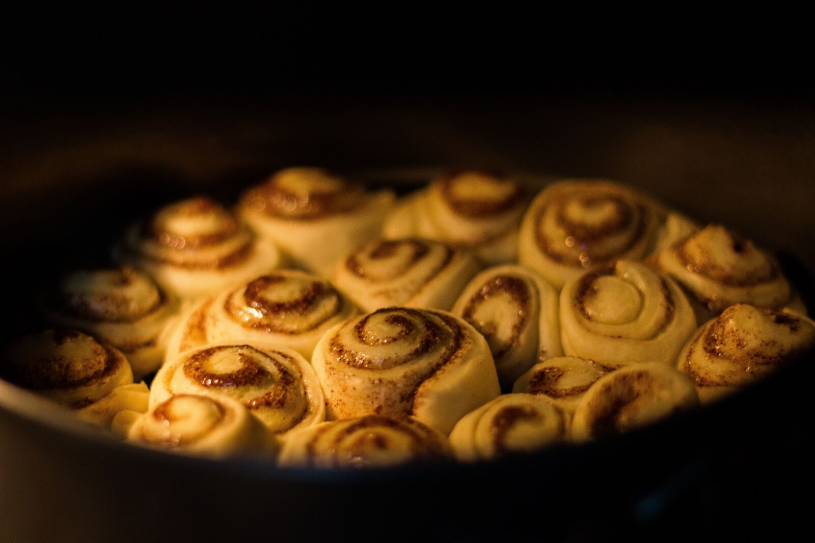 Canon EOS 600D (Rebel EOS T3i / EOS Kiss X5) + Canon EF 50mm F1.8 II sample photo. Food, cinnamon rolls, cinnamon photography