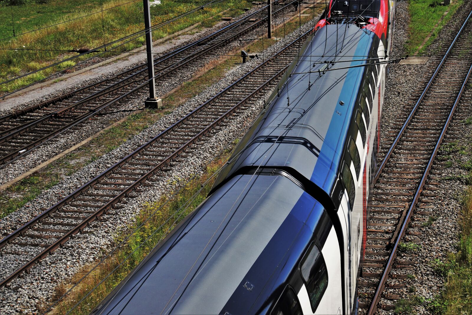 Canon EOS 80D sample photo. Pull station, rails, train photography