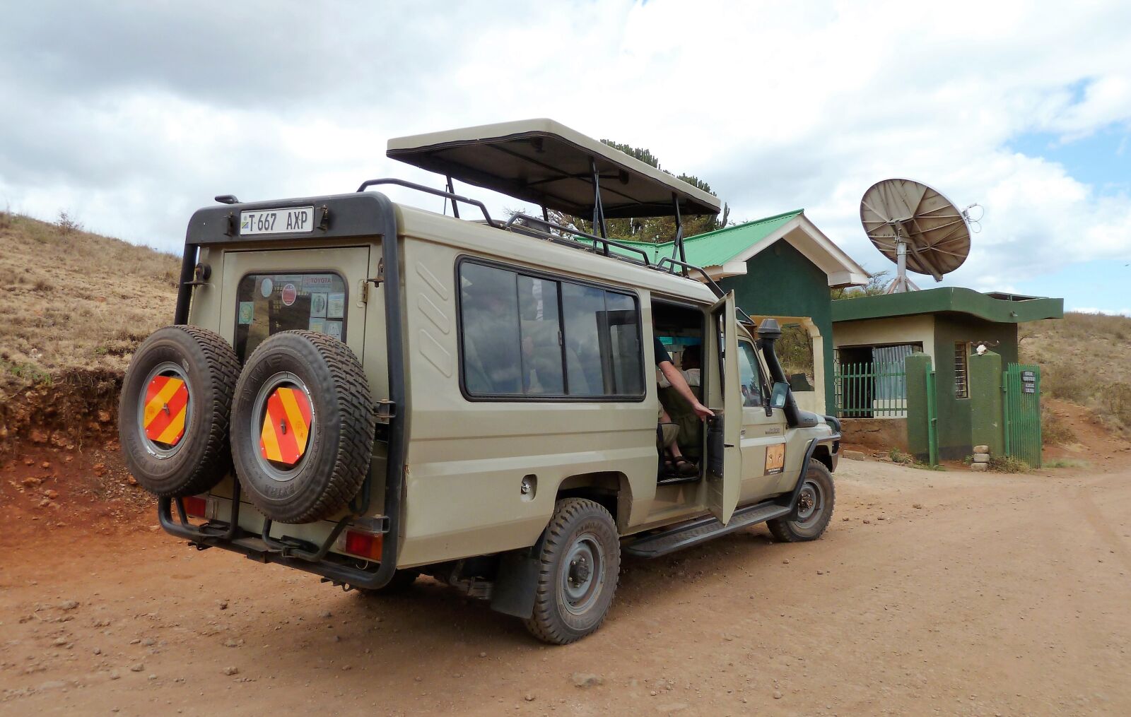 Panasonic Lumix DMC-ZS5 (Lumix DMC-TZ8) sample photo. Vevoer, jeep, safari photography