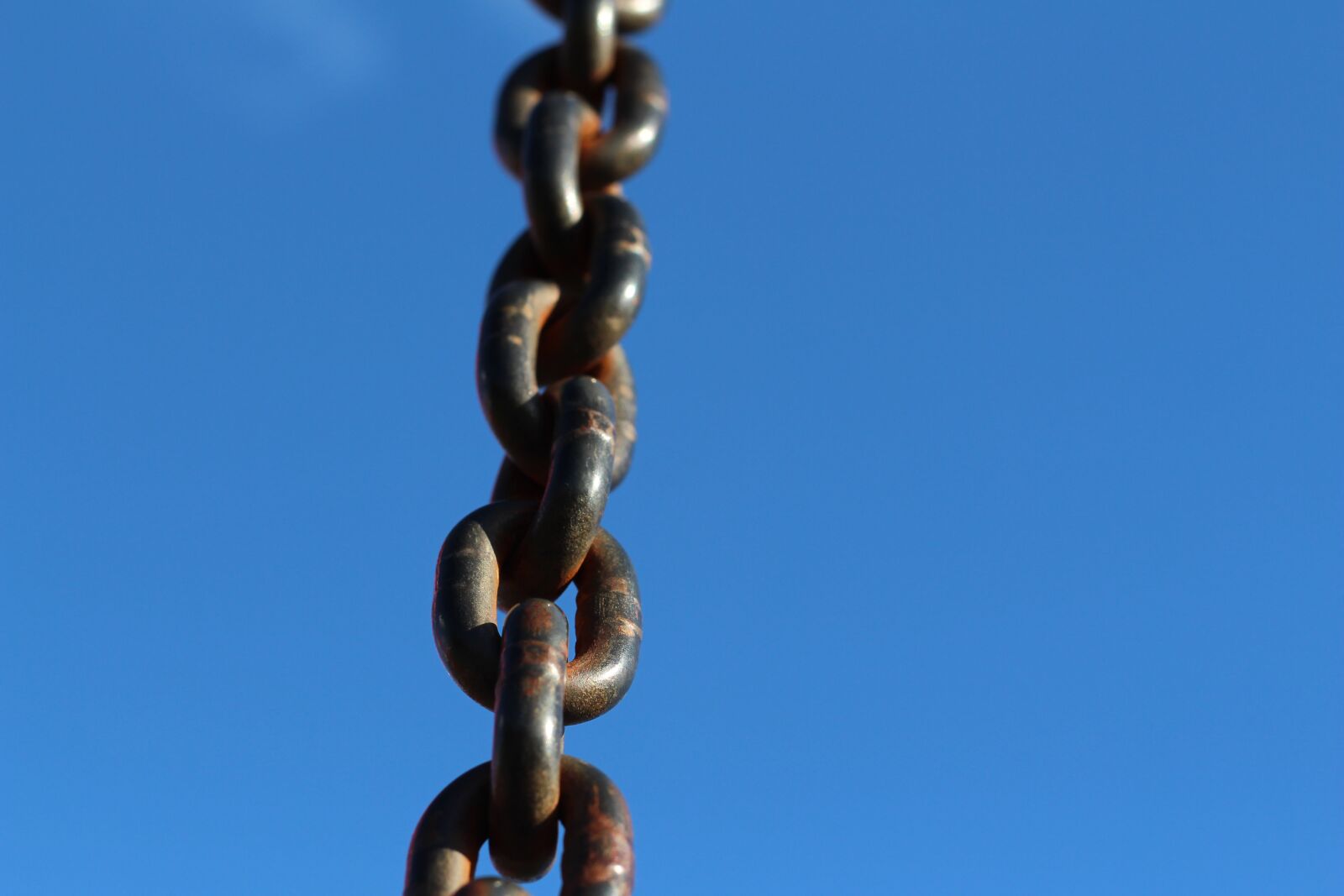 Canon EOS 700D (EOS Rebel T5i / EOS Kiss X7i) + Canon EF 50mm F1.8 II sample photo. Chain, sky, chain li photography