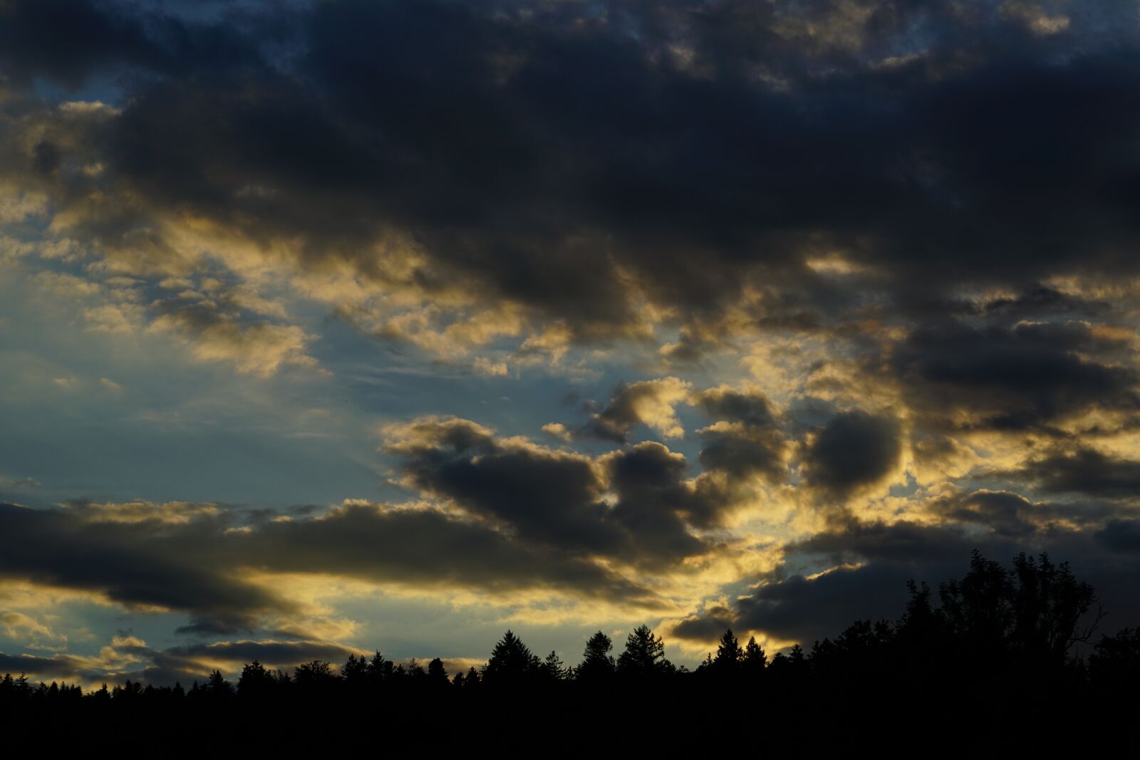 Sony a7R II + Sony FE 90mm F2.8 Macro G OSS sample photo. Clouds, sky, sunset photography