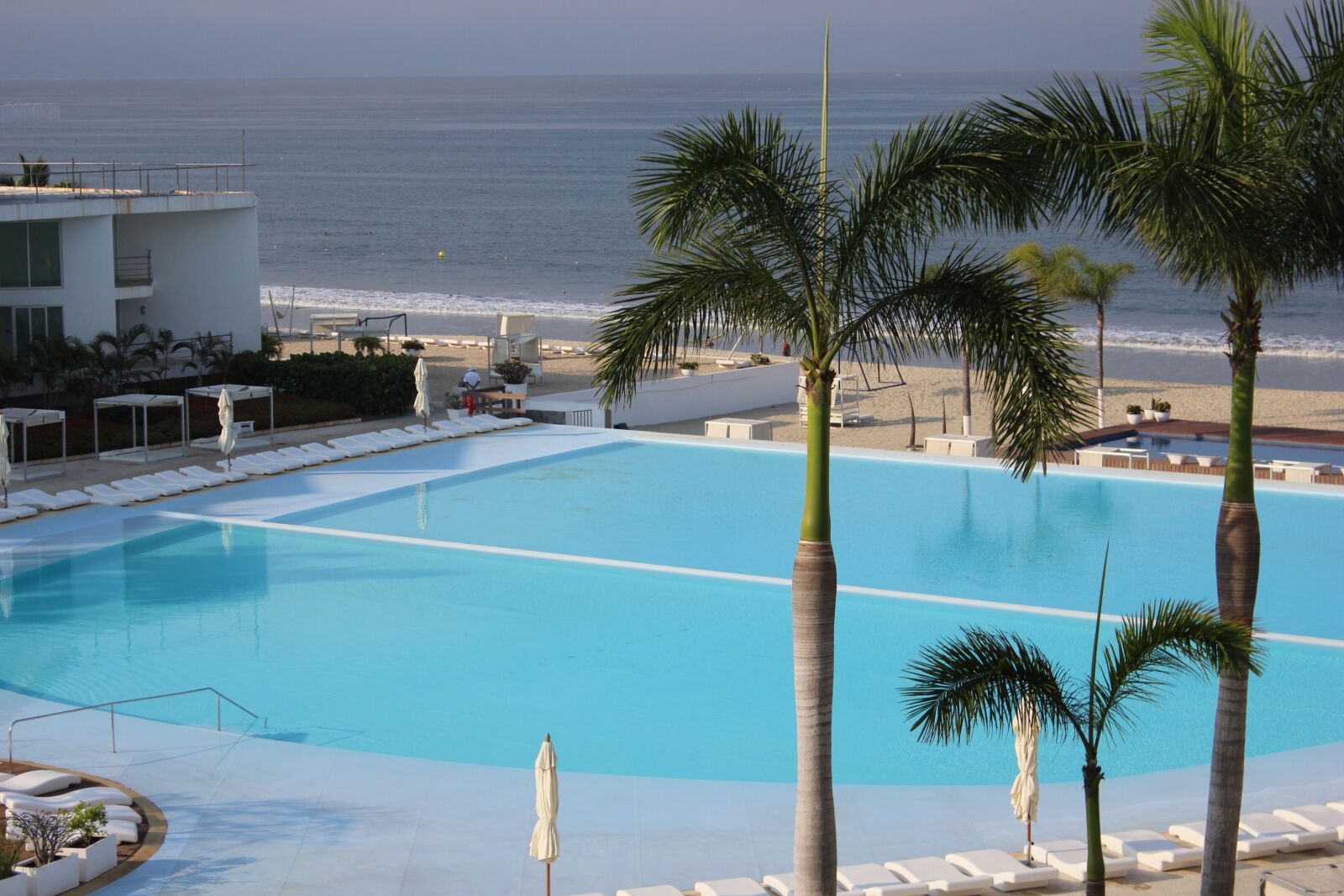 Canon EOS 600D (Rebel EOS T3i / EOS Kiss X5) sample photo. Pool, palms, holiday photography