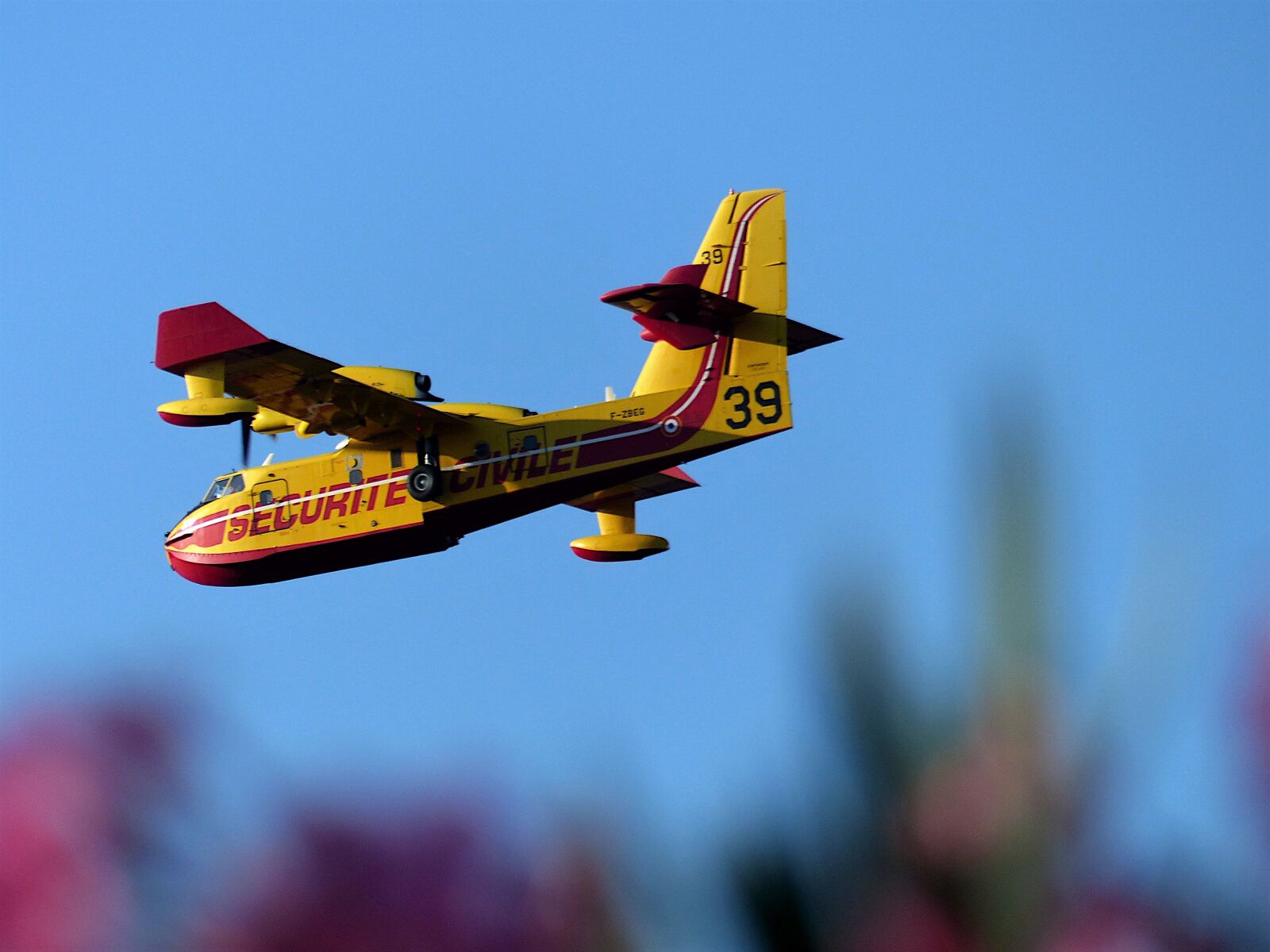 Panasonic Lumix DMC-FZ200 sample photo. Aircraft, canadair, fire photography