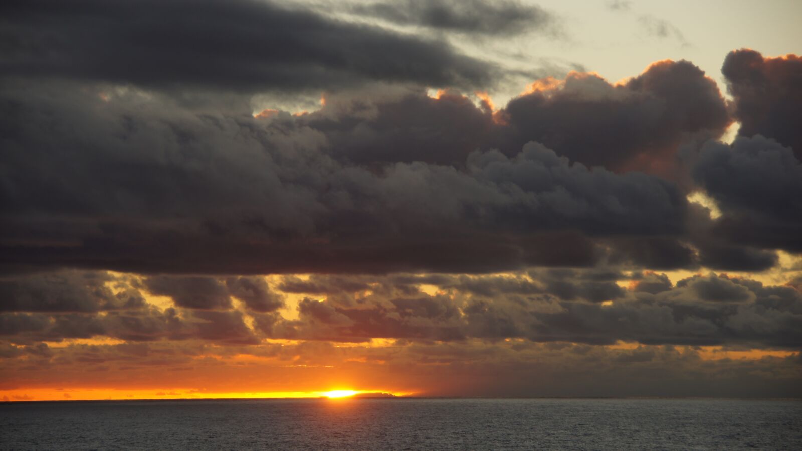 Sony SLT-A55 (SLT-A55V) sample photo. Sunset, sea, clouds photography