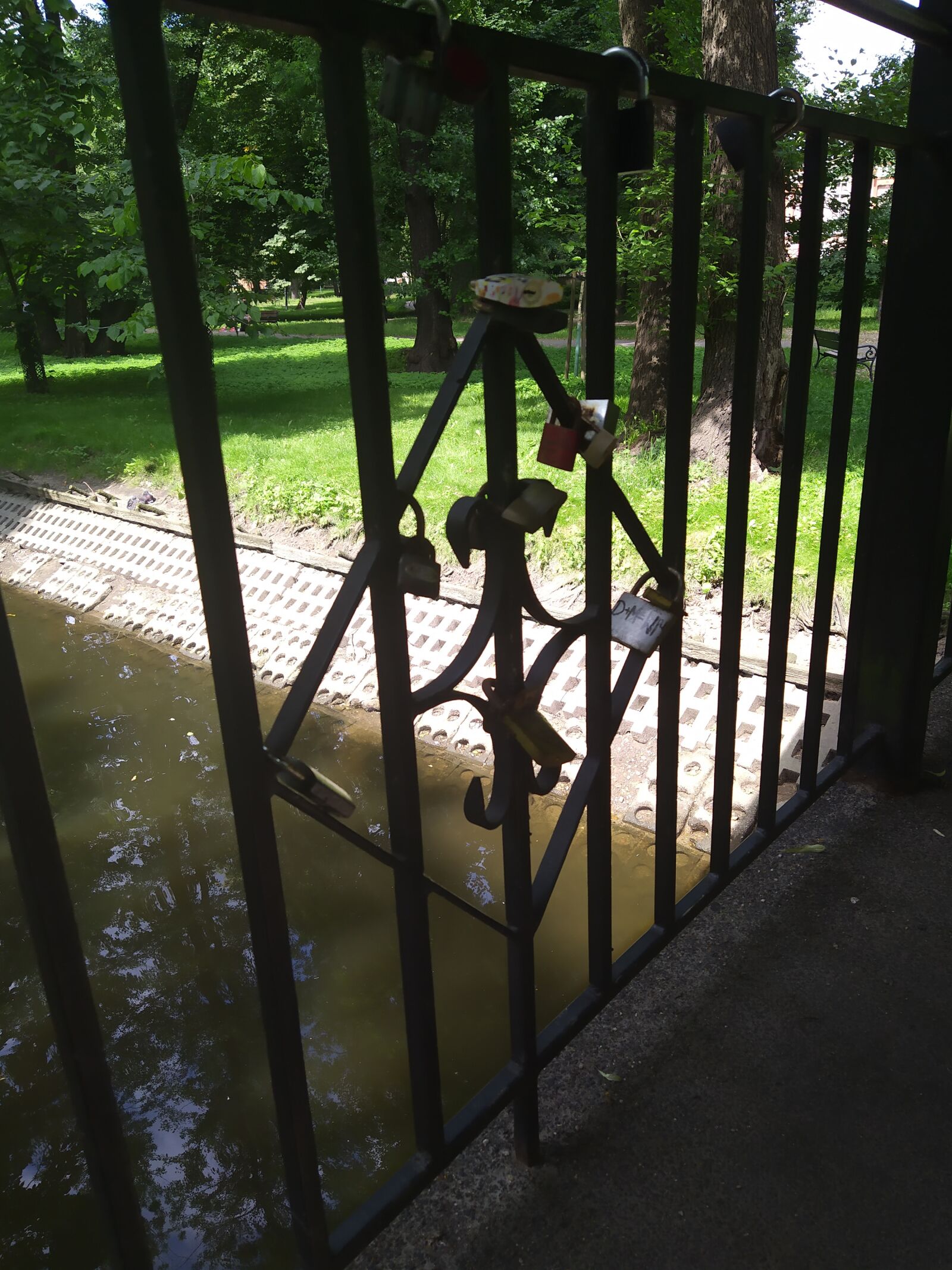 Xiaomi Redmi Note 7 sample photo. Railing, bridge, nostalgia photography