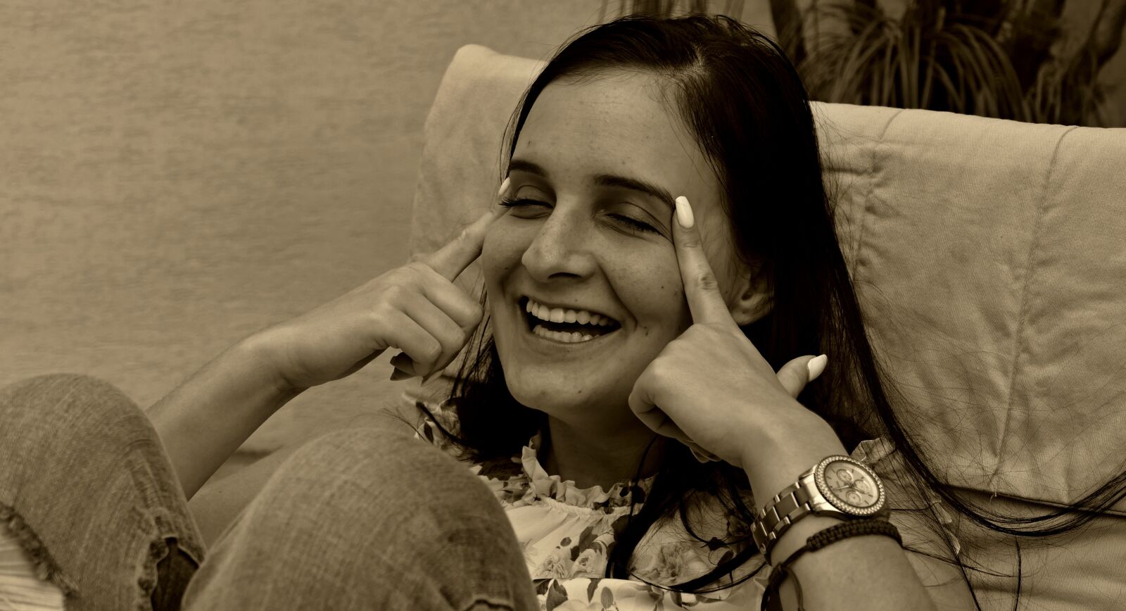 Panasonic Lumix DMC-FZ1000 sample photo. Girl, seating, laughter photography