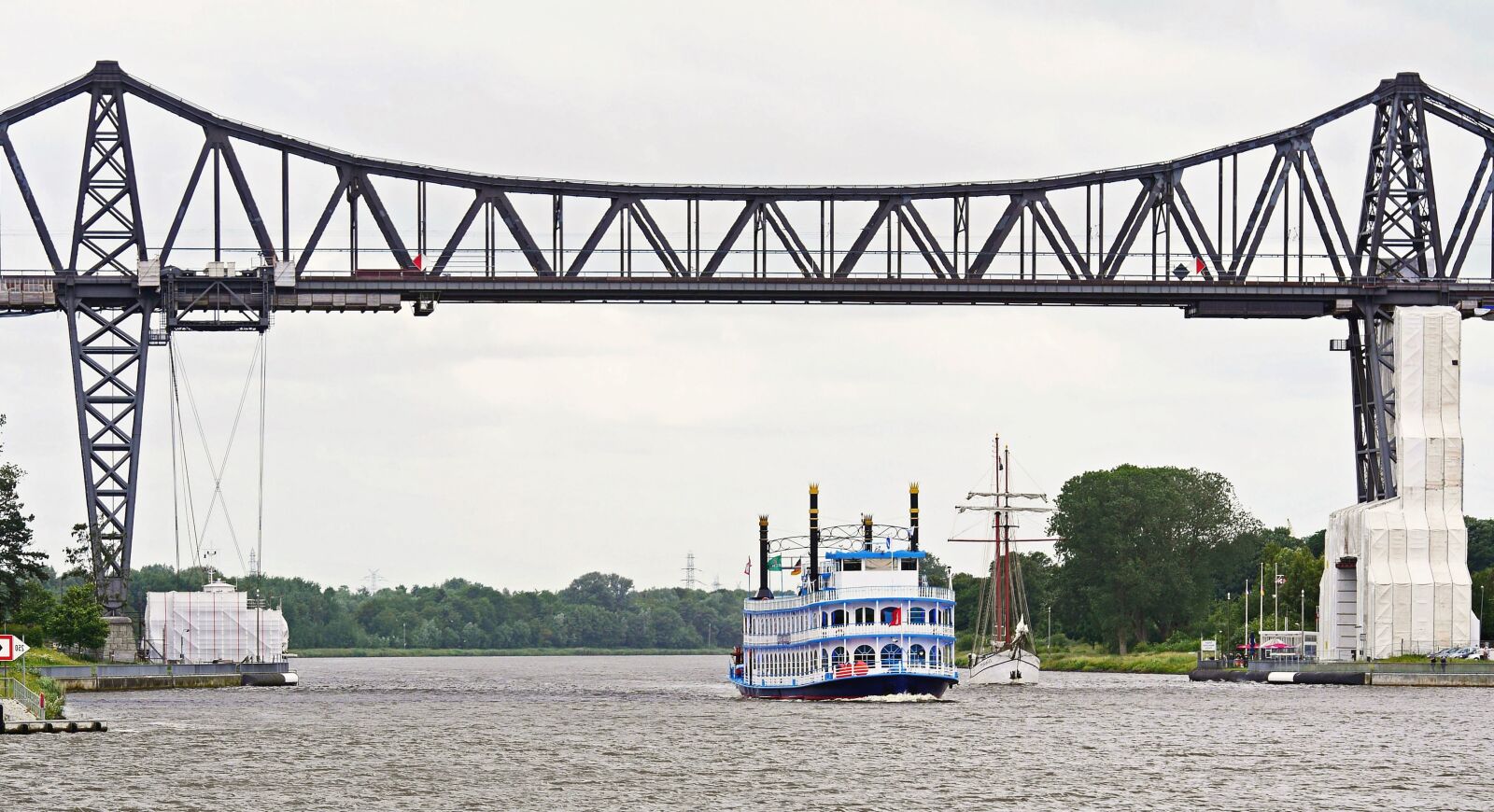 Panasonic Lumix DMC-GH3 sample photo. Boat, river, water, bridge photography