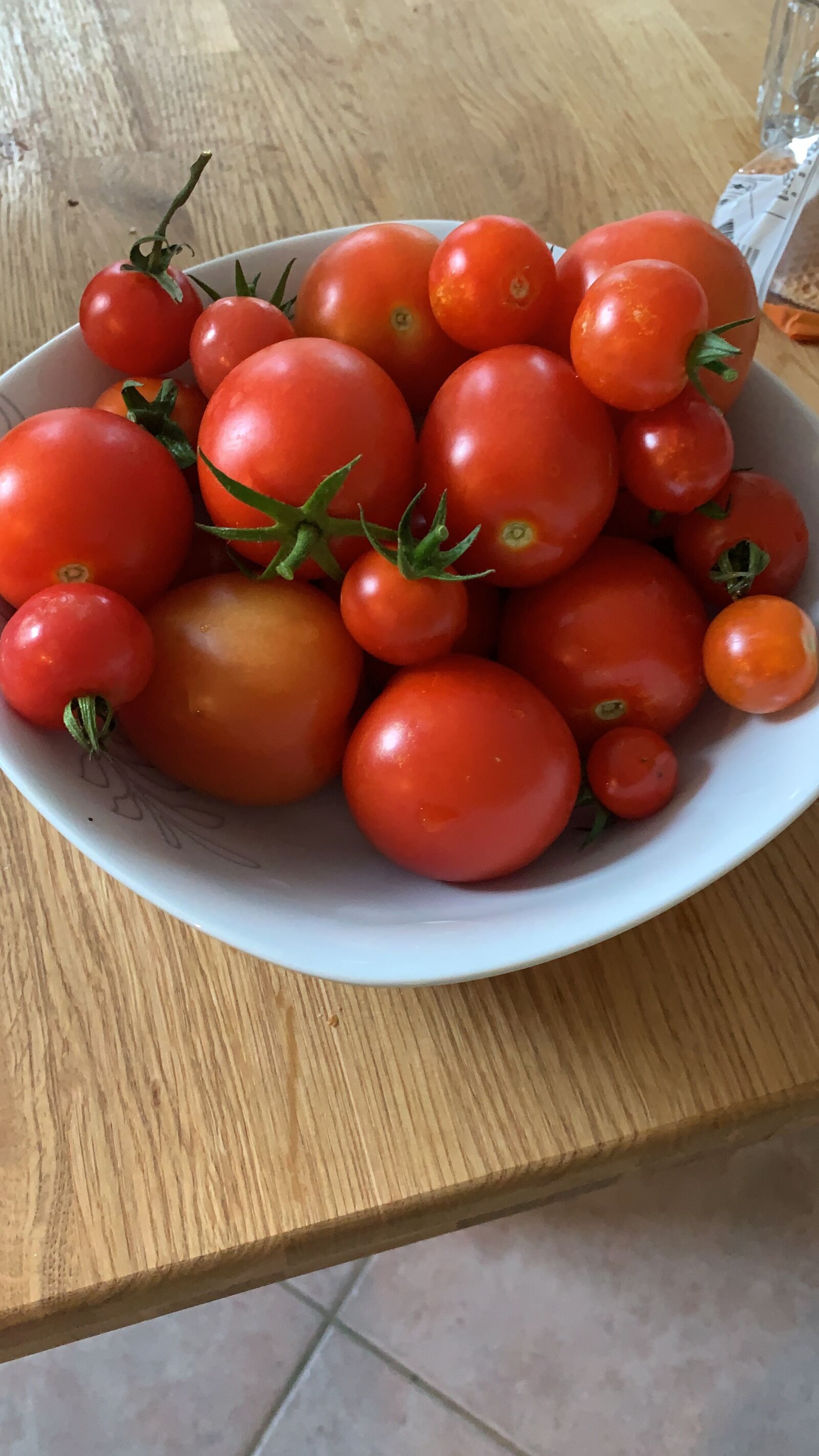 iPhone XR back camera 4.25mm f/1.8 sample photo. Tomato, tomatoes, fresh photography