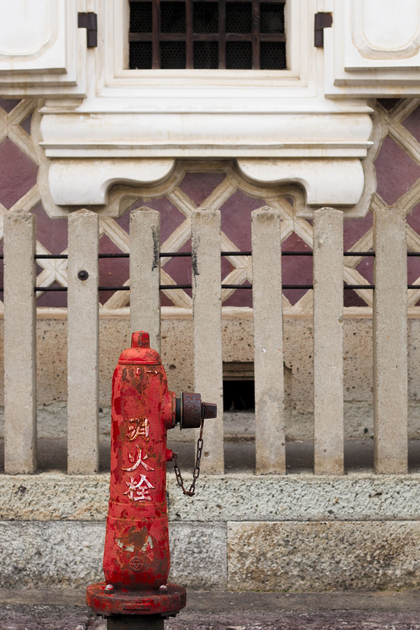 Canon EOS 200D (EOS Rebel SL2 / EOS Kiss X9) sample photo. Fire hydrant, fence, window photography