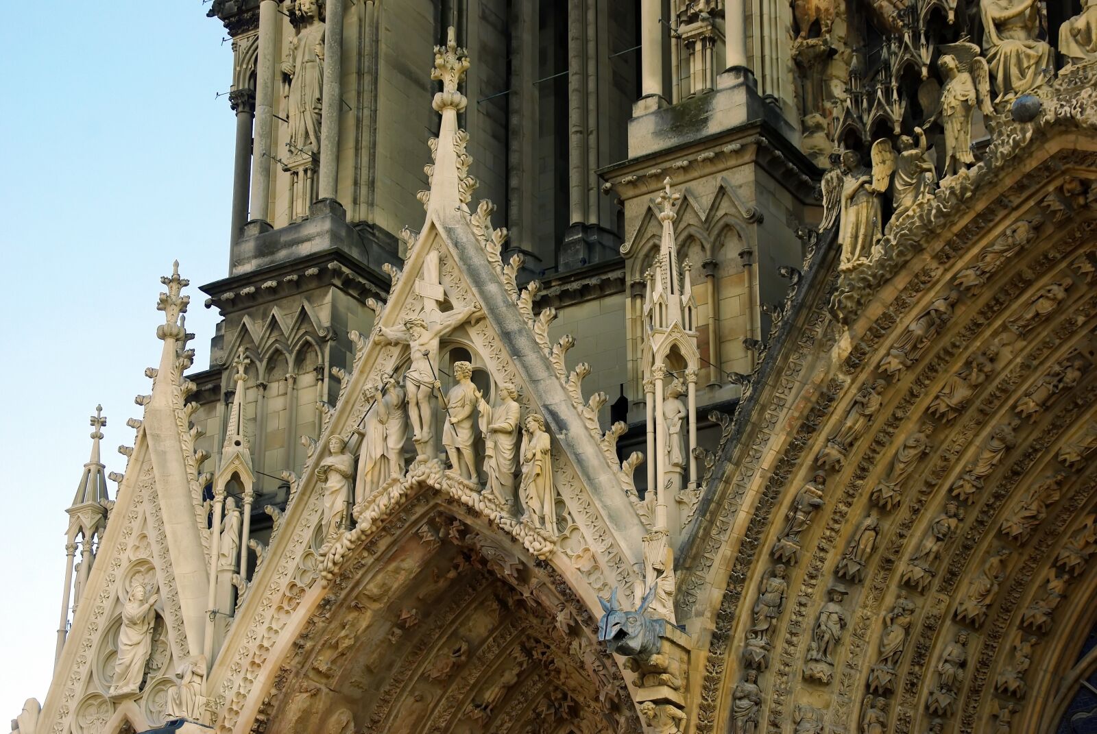 Pentax K200D sample photo. Reims, cathedral, cruxifixion photography