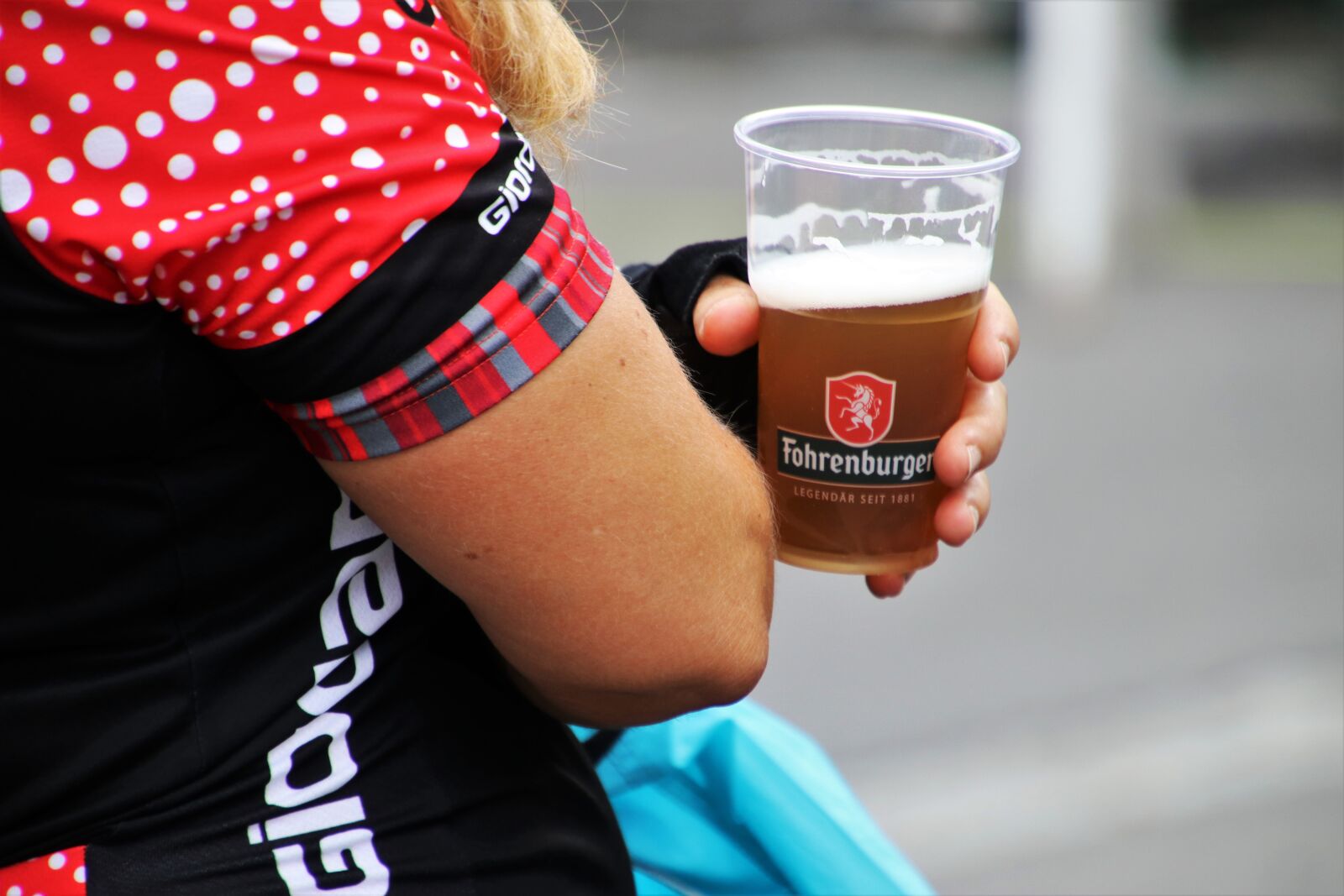 Canon EOS 80D sample photo. Beer, the hand, photo photography