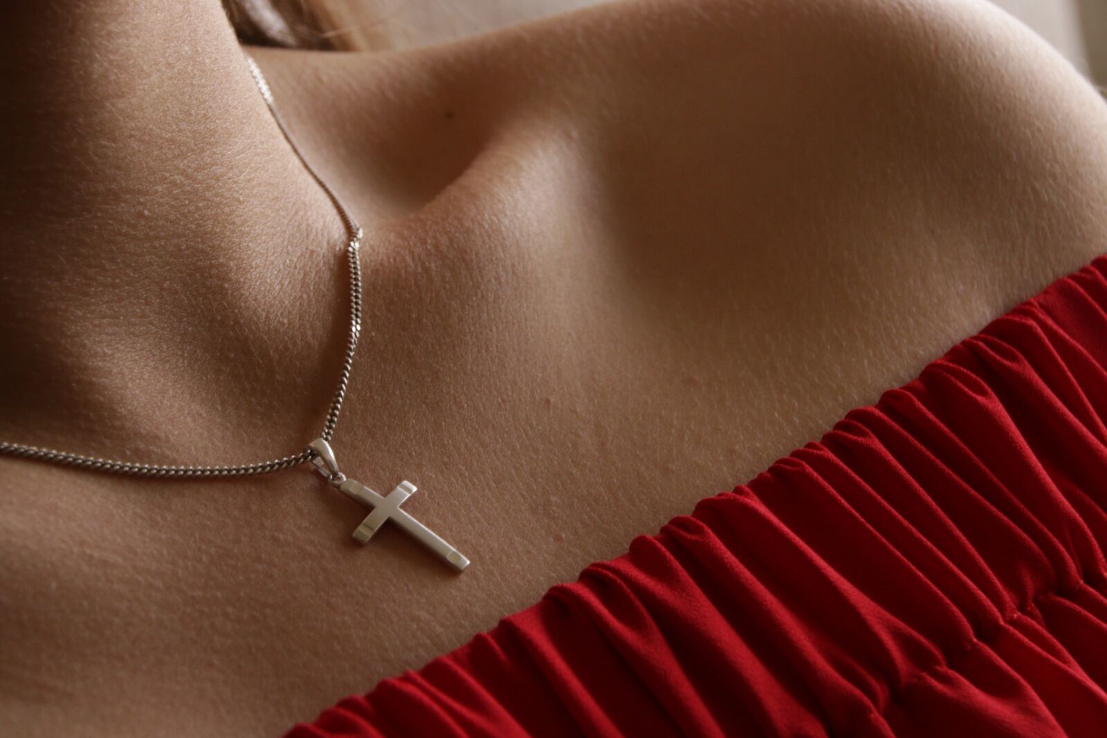 Canon EOS 70D sample photo. Cruz, necklace, women photography