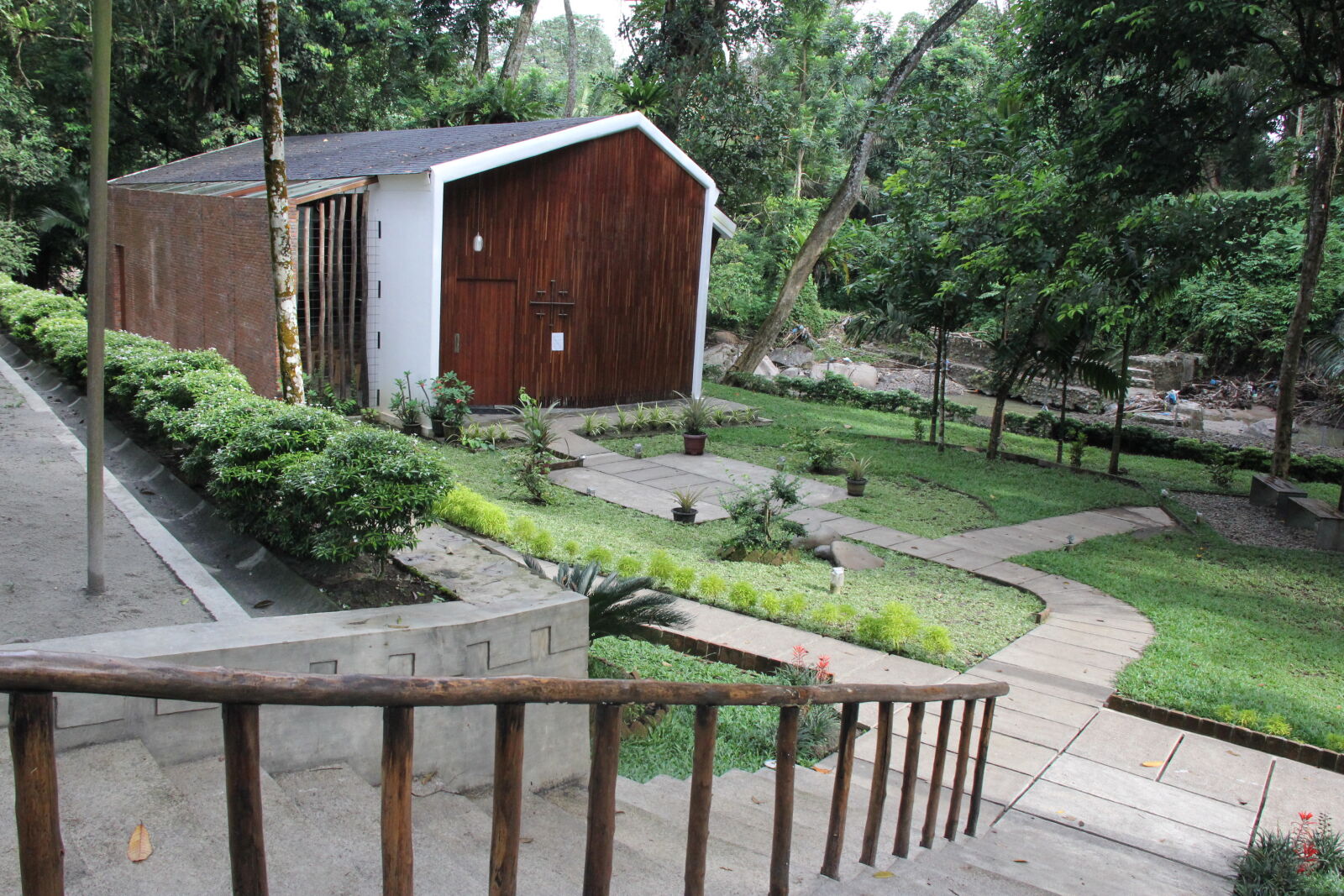 Canon EF-S 18-200mm F3.5-5.6 IS sample photo. Catholic, chapel, cinta, alam photography