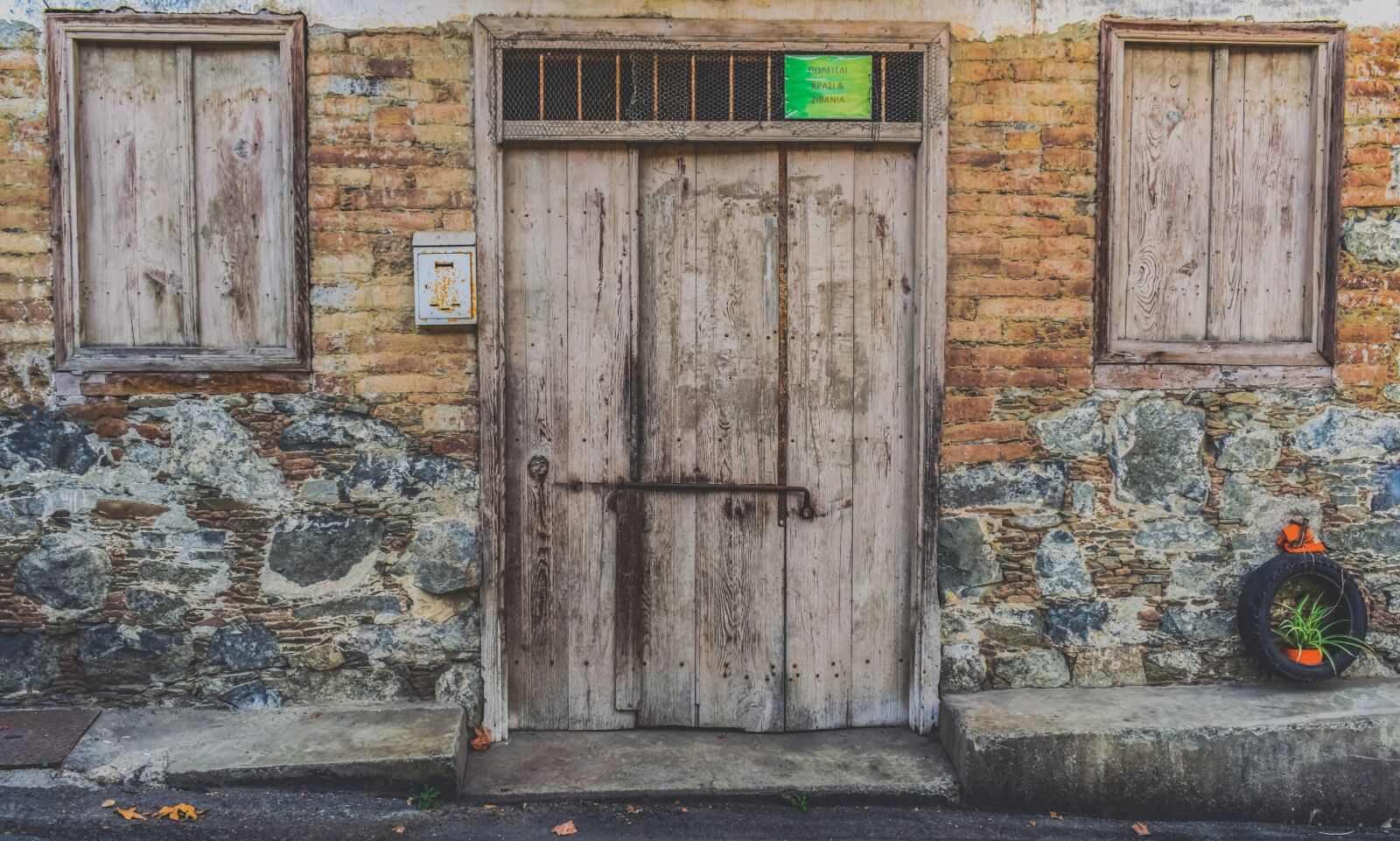 Nikon D3300 sample photo. Old house, abandoned, facade photography