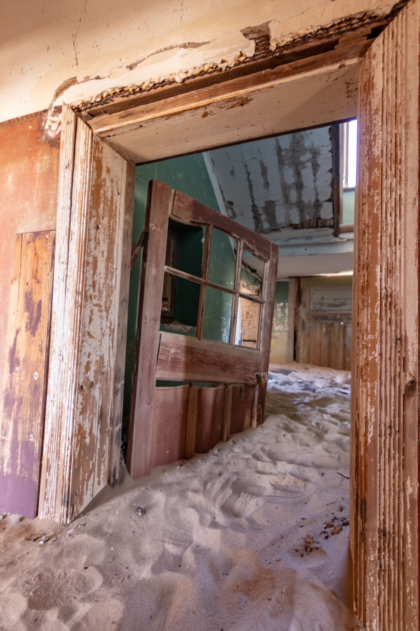 Tokina AT-X Pro 11-16mm F2.8 DX II sample photo. Sand, house, door photography