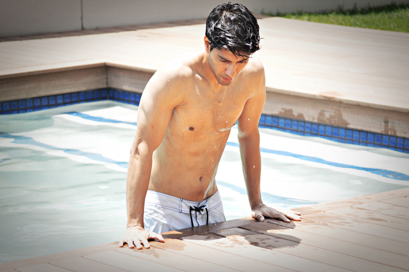 Nikon D3200 sample photo. Fit, pool, abs photography