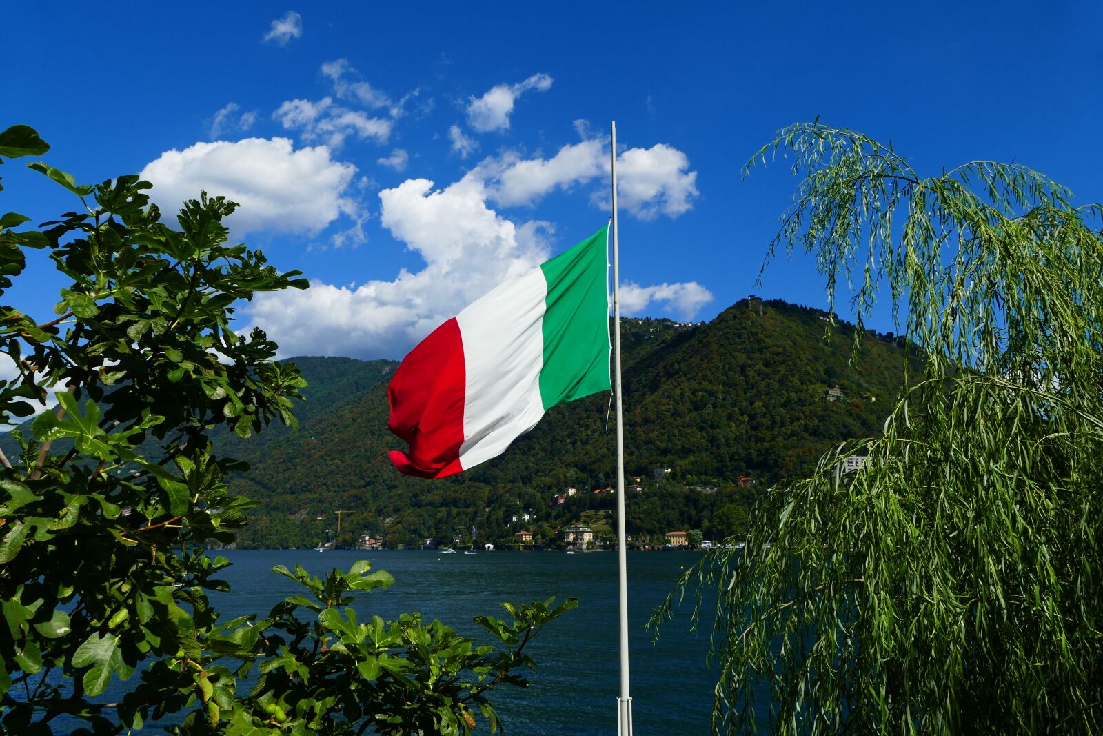 Panasonic Lumix DMC-FZ1000 sample photo. Italy, landscape, flag photography
