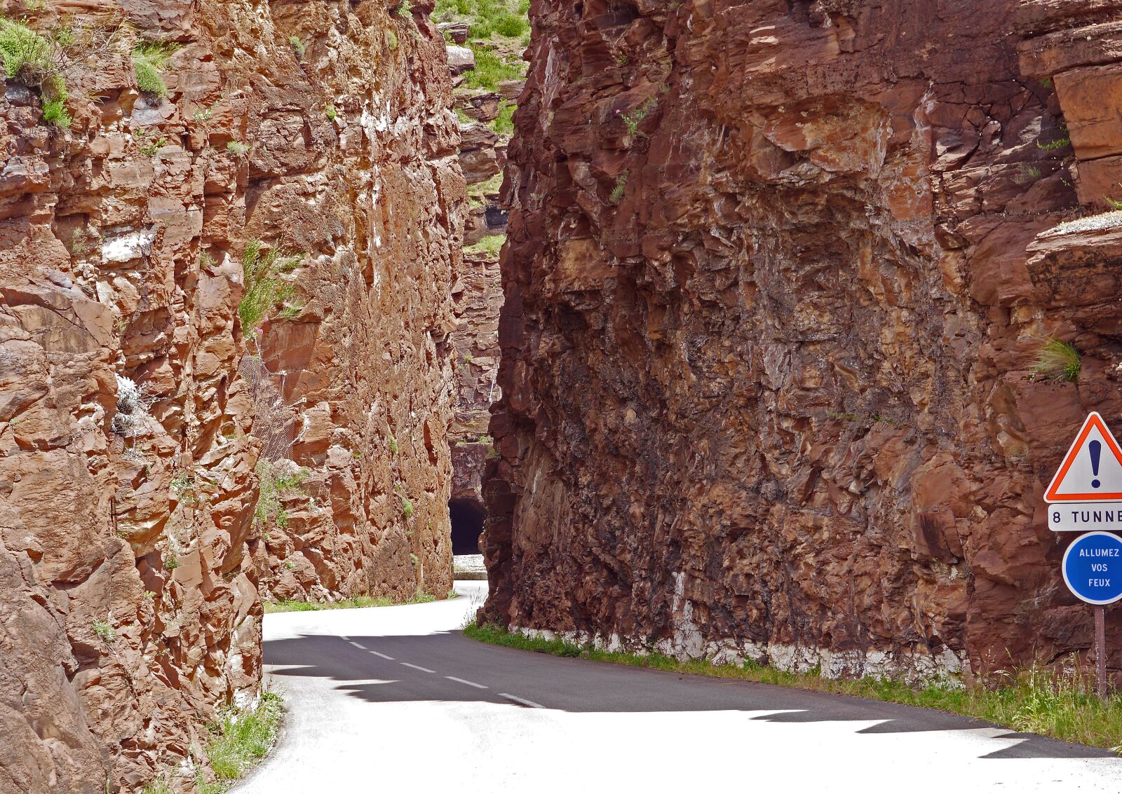 Panasonic Lumix DMC-GH3 sample photo. Daluis gorges, gateway, red photography