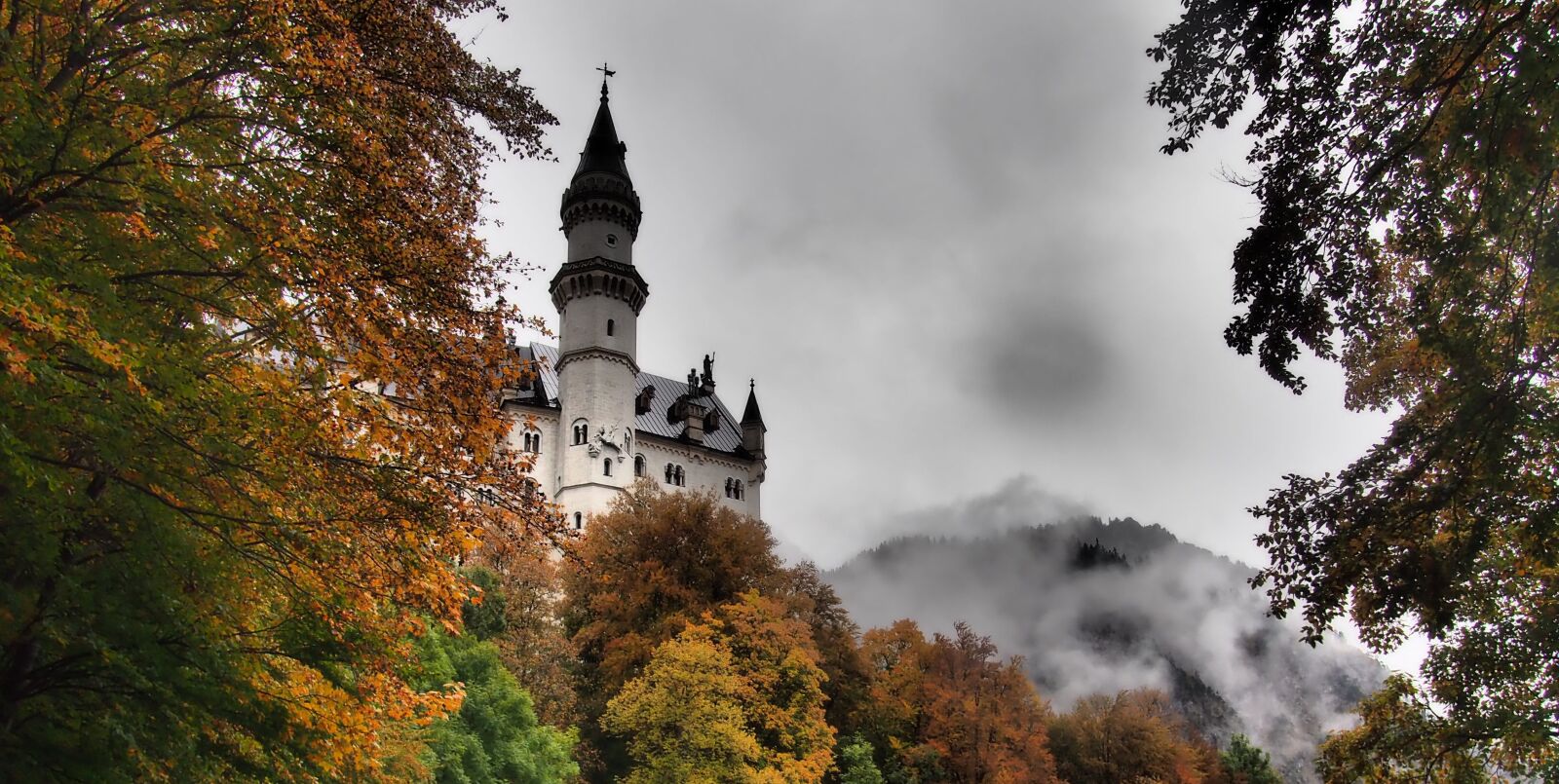 Olympus OM-D E-M10 sample photo. Castle, mysterious, fog photography