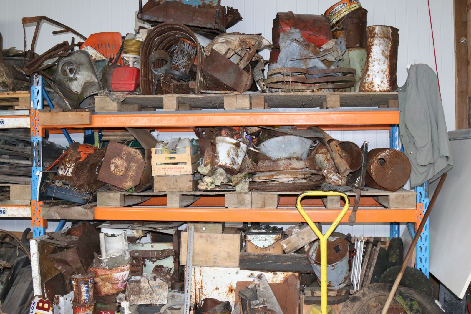 Canon EOS 70D + Canon EF 24-105mm F4L IS USM sample photo. Workshop, shelves, bazaar photography
