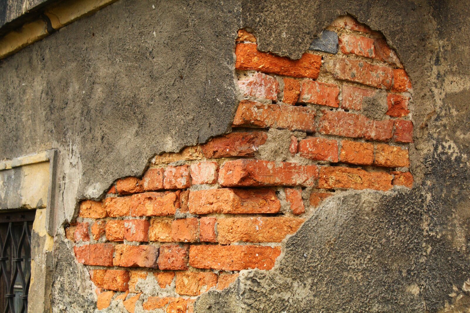Canon EOS 4000D (EOS Rebel T100 / EOS 3000D) sample photo. Building, brick, old photography