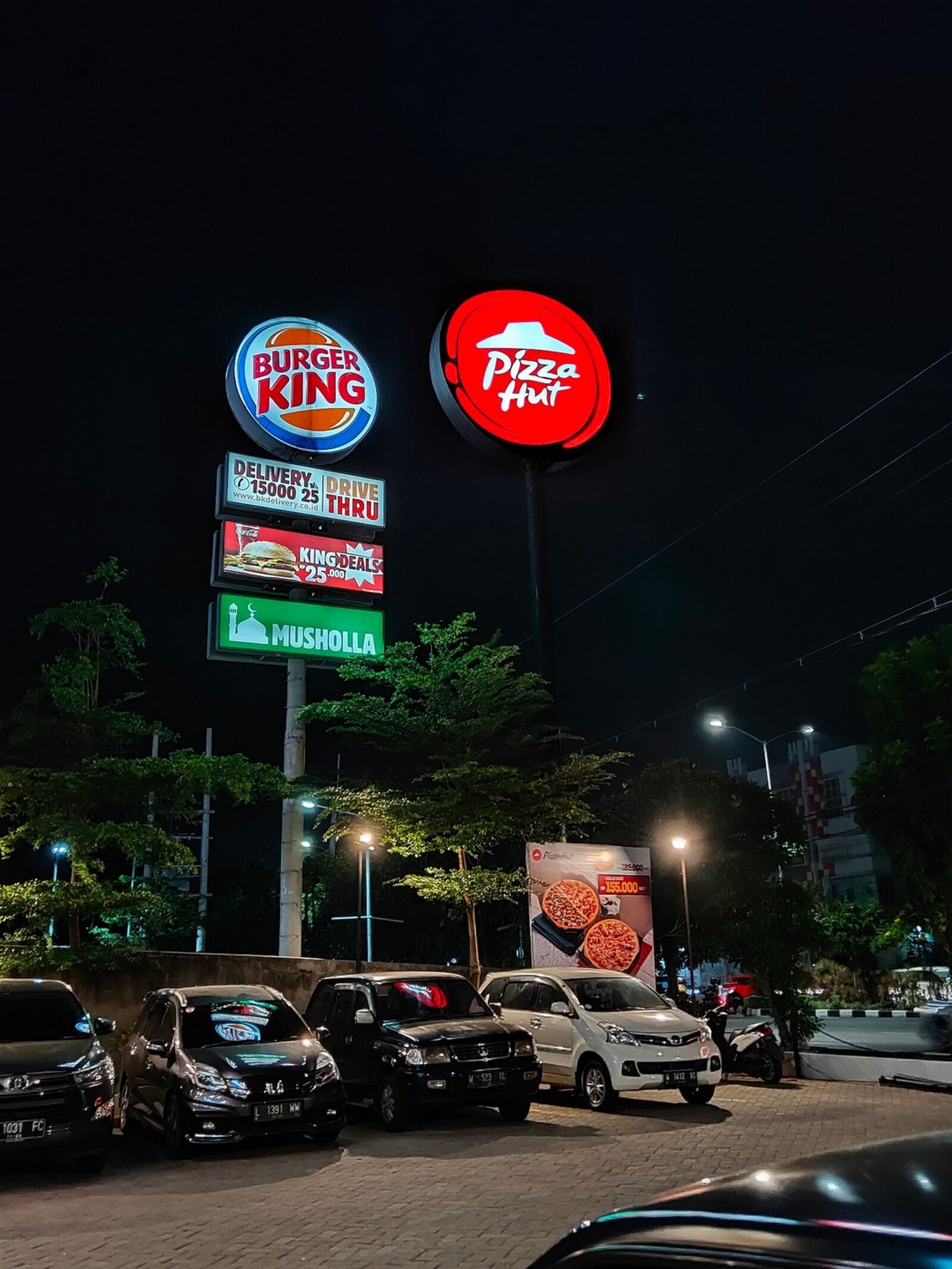 Realme 3 PRO sample photo. Burger king, pizza hut photography